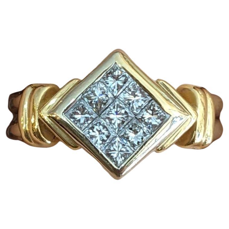 Anillo de diamantes talla princesa engastados en oro amarillo de 18k