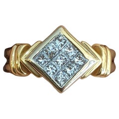 Anillo de diamantes talla princesa engastados en oro amarillo de 18k