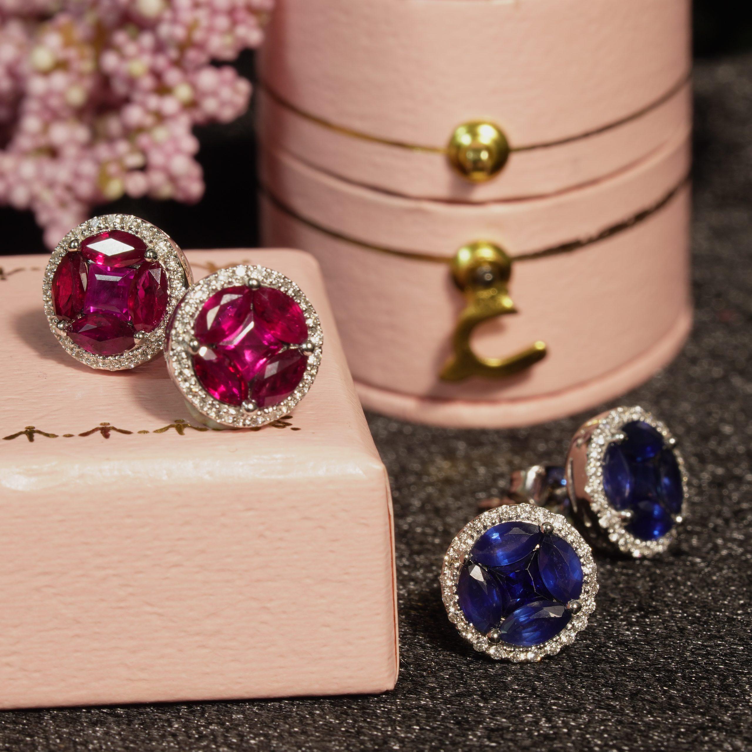 Boucles d'oreilles en or blanc 18 carats serties de rubis et de diamants en vente 1