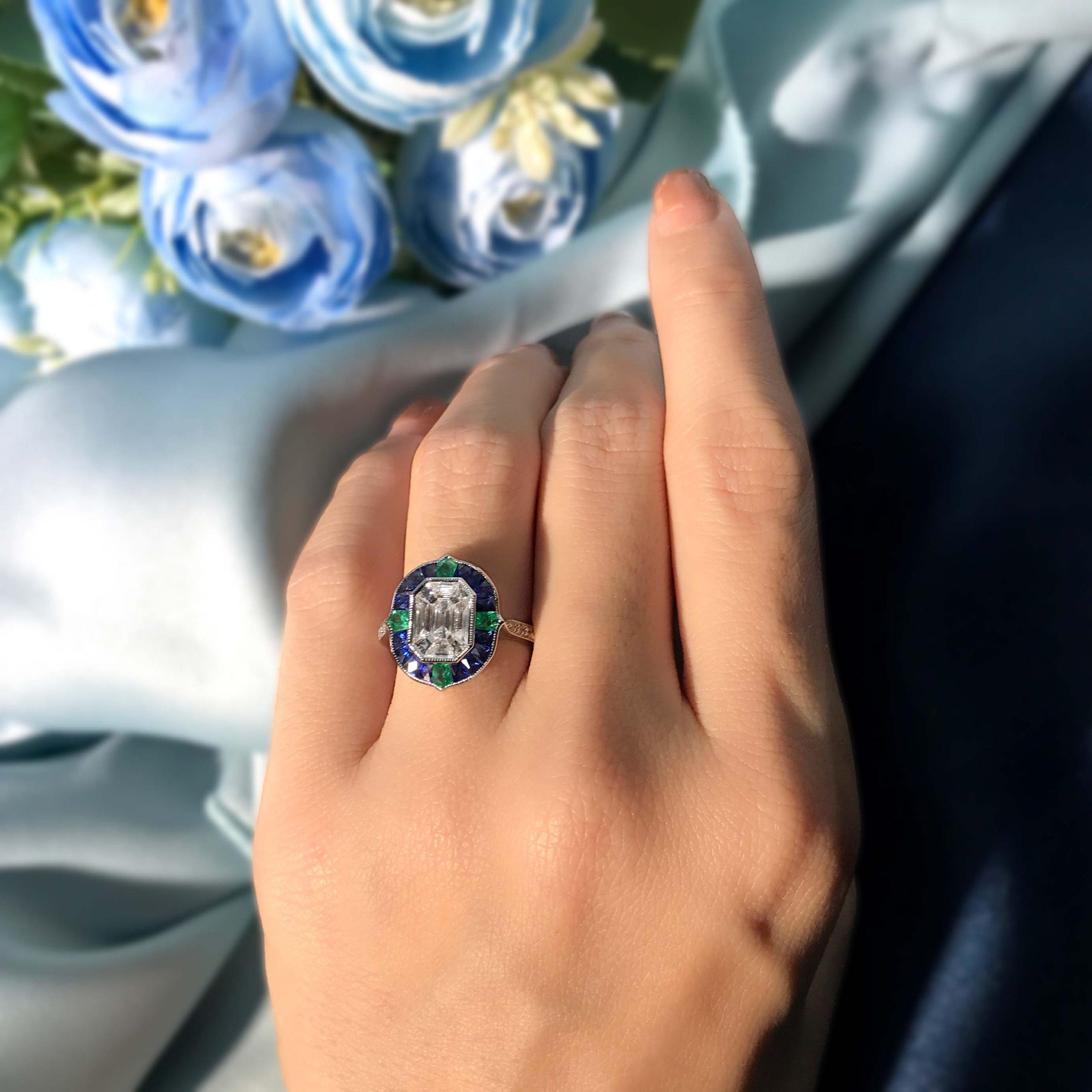 Bague en or blanc sertie de diamants et de saphirs bleus Emeraude de style Art Déco Pour femmes en vente