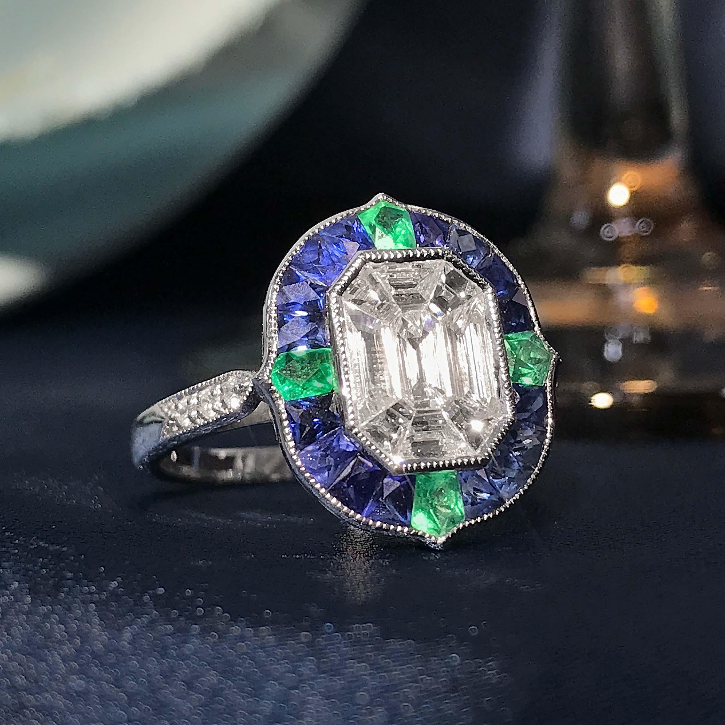 Bague en or blanc sertie de diamants et de saphirs bleus Emeraude de style Art Déco en vente 1
