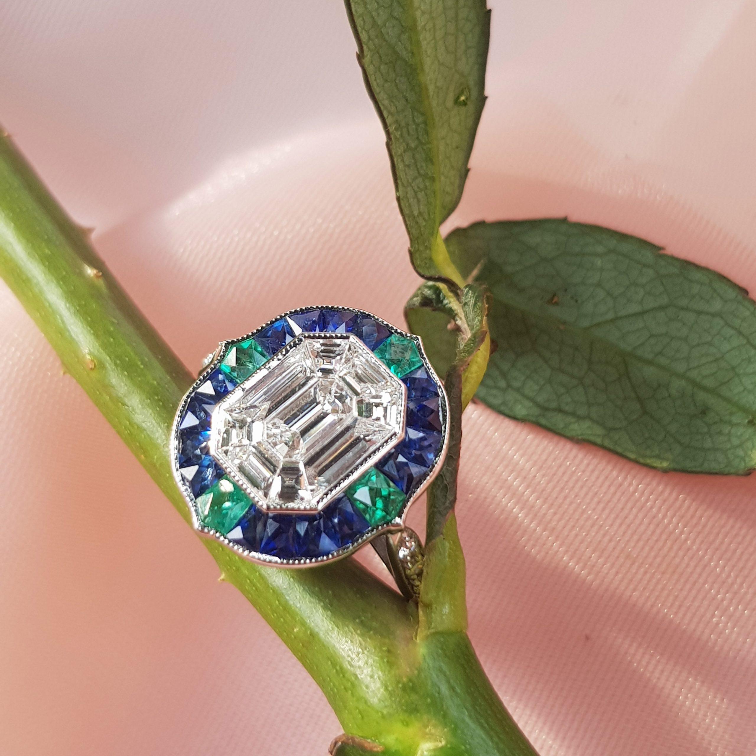 Bague en or blanc sertie de diamants et de saphirs bleus Emeraude de style Art Déco en vente 2