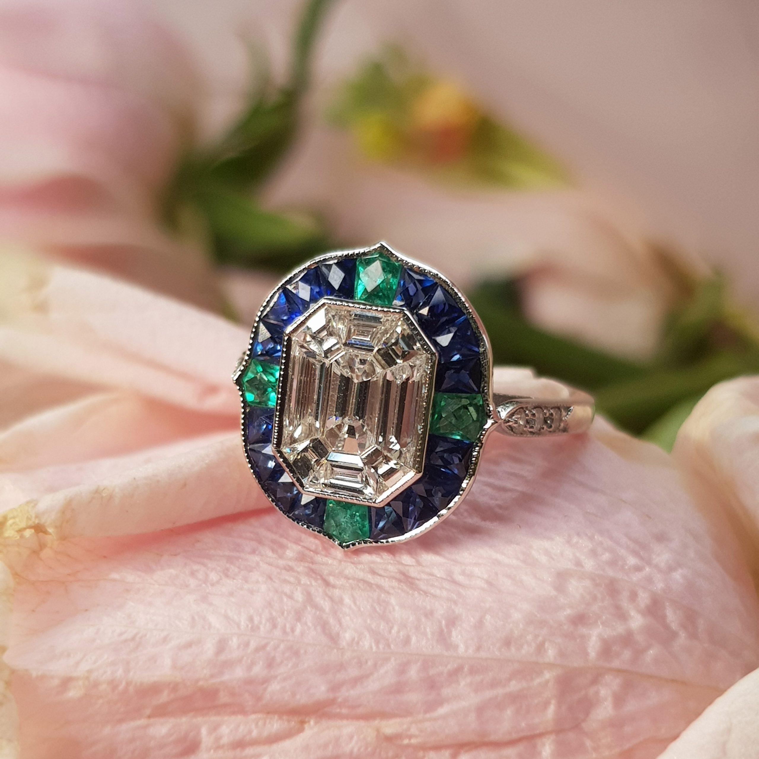 Bague en or blanc sertie de diamants et de saphirs bleus Emeraude de style Art Déco en vente 3