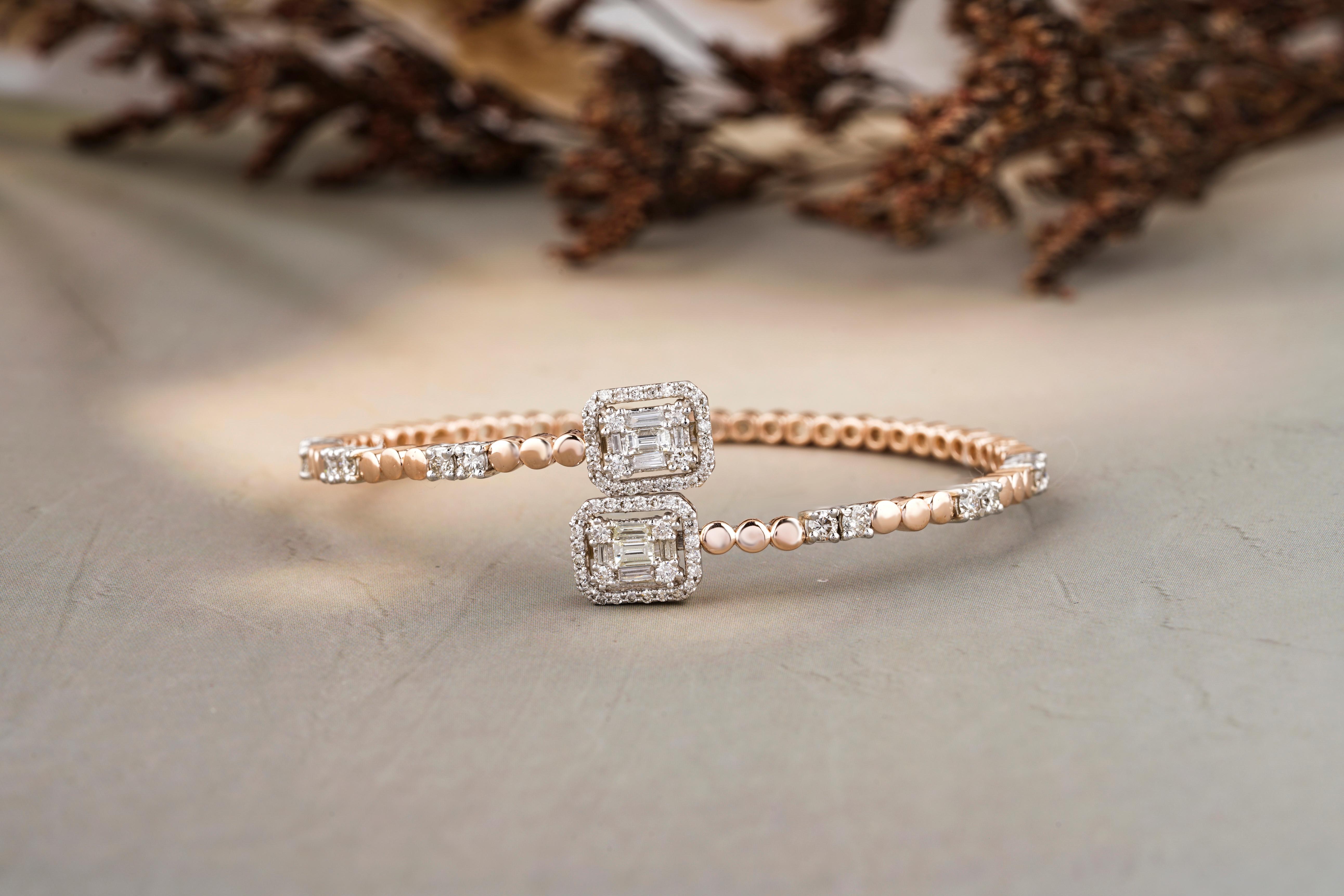 Lassen Sie sich von unserem Bubble Design Halo Diamond Cuff Bracelet verzaubern, einem exquisiten Stück aus glänzendem 18 Karat Massivgold. Das Armband besticht durch seine Illusionsfassung, die einen Halo-Effekt erzeugt, der die Brillanz der