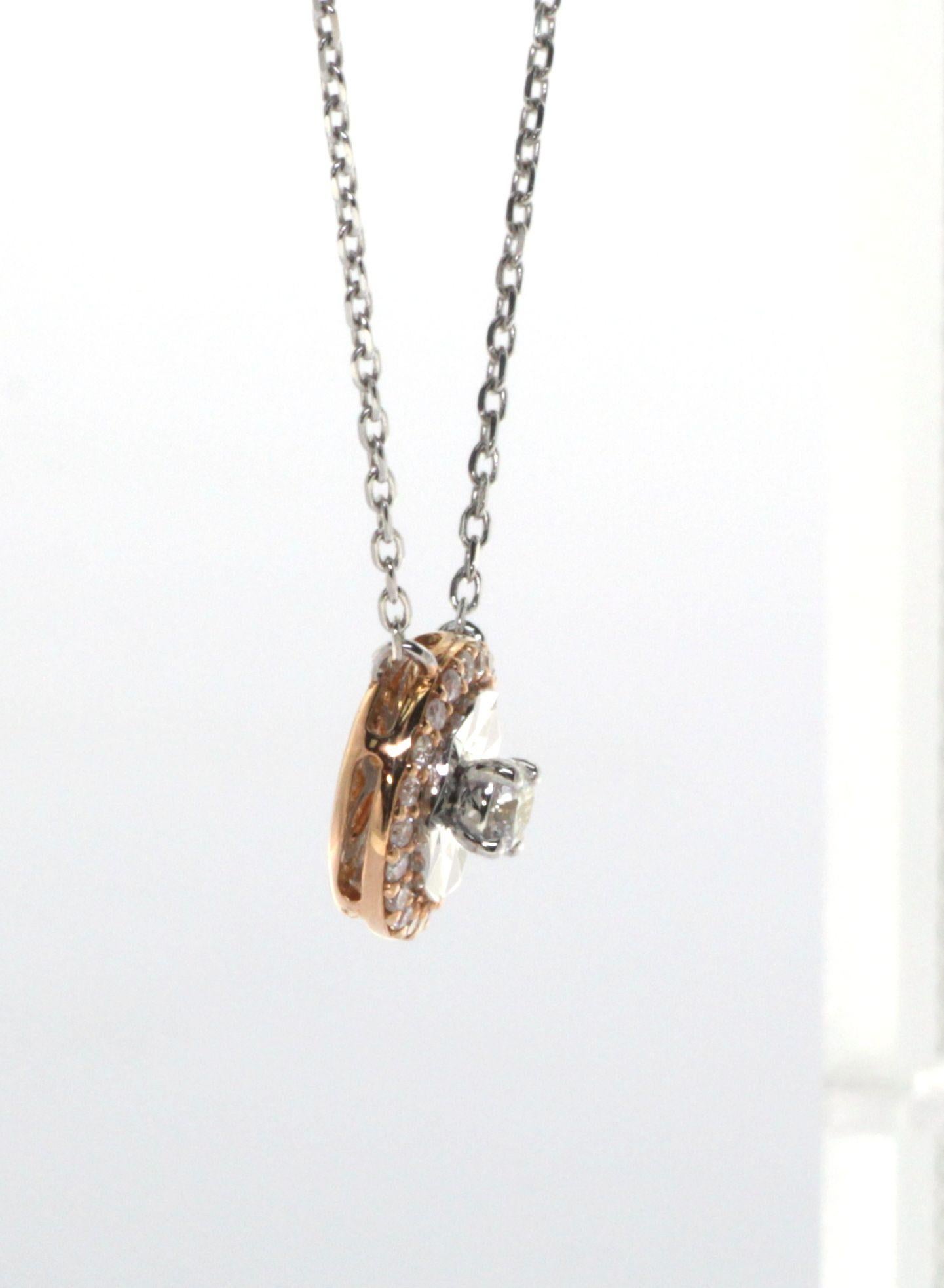 Diese Halskette hat einen zentralen Diamanten von 0,10 Karat und einen Diamanten in Illusionsfassung von 0,13 Karat. Der Anhänger ist in 18 Karat Rosé- und Weißgold gefasst. Die Kettenlänge beträgt 16 Zoll.
Kette 16 Zoll
Diamanten im Rundschliff
