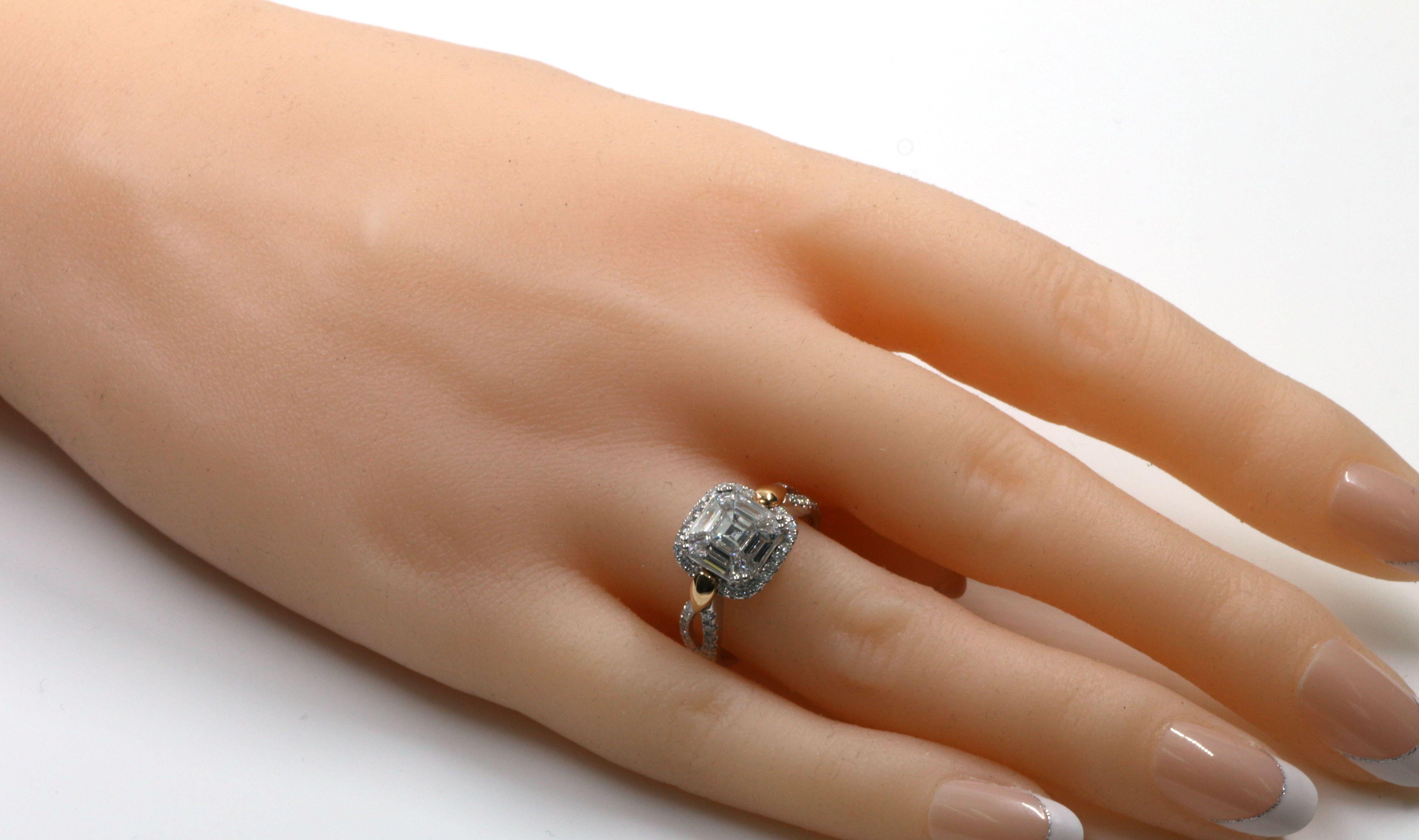 Cette bague présente un pavé de diamants de 1,02 carat serti en illusion, le pavé est serti dans un halo de diamants, des diamants de taille ronde totalisant 0,39 carat. La bague est sertie en or blanc et rose 18 carats. 

US 6.5
Le
