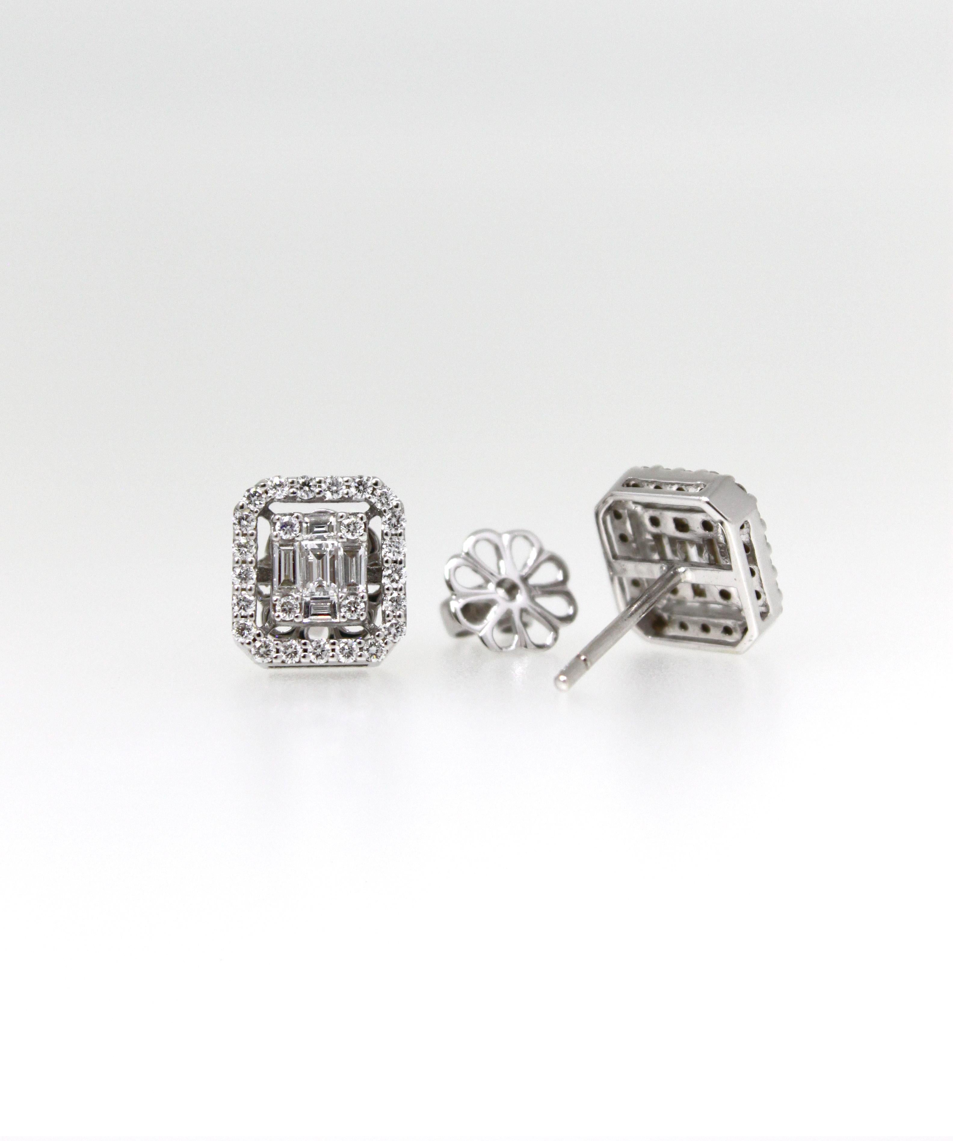 18K Weißgold
0,73ct natürliche VVS-Diamanten (Farbe D-G)
Gesamtgewicht des Ohrrings 3,31 g

Sie sind kein Freund von Single Stone Ohrringen? Entscheiden Sie sich für diese schönen Illusionsnieten! Sorgfältig besetzt mit Baguette- und runden