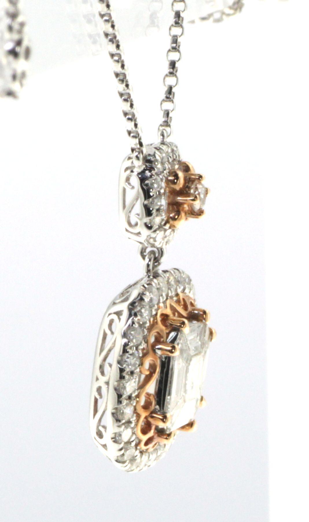 Questo ciondolo è un esempio straordinario dell'eleganza che si può ottenere grazie alla sapiente combinazione di metalli e diamanti. Il pezzo è realizzato con il miglior oro rosa e bianco a 18 carati, creando un effetto a due toni che è moderno e