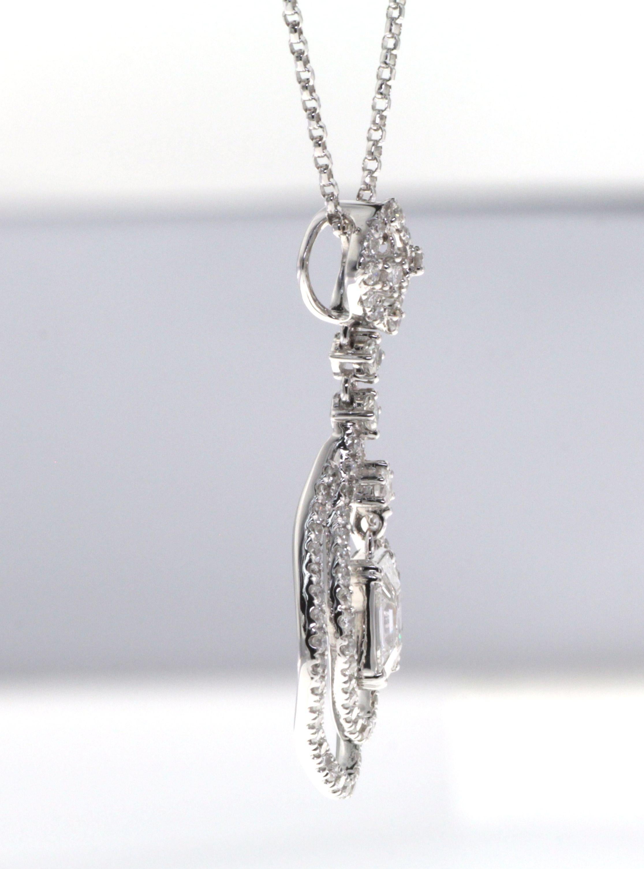 Ce collier pendentif est un chef-d'œuvre d'illusion et de réalité, mêlant l'art de la conception de bijoux à la beauté inhérente des diamants. Suspendu avec élégance à une chaîne en or blanc 18 carats, le pendentif est un triomphe de l'artisanat et