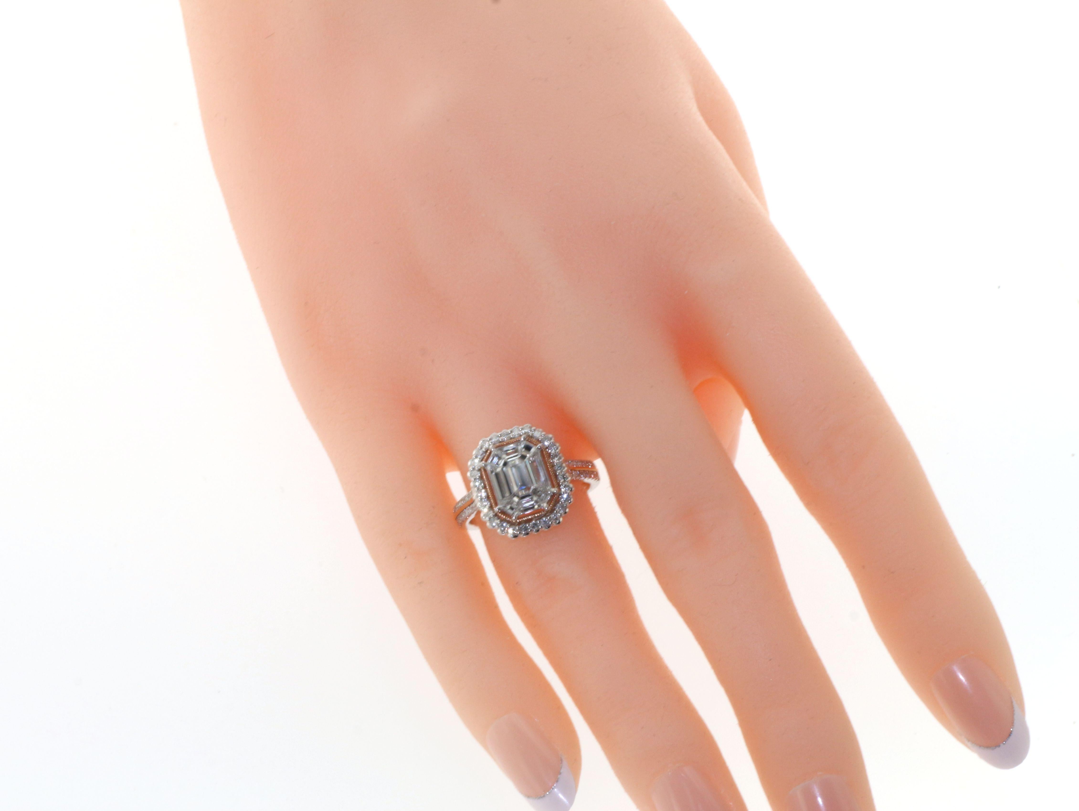 Dieser Ring verfügt über einen 1,01 Karat Smaragd Illusion Einstellung Diamant Torte in der Mitte, die Torte ist umgeben von 18 Karat Rose Perle Gold Halo und ein Diamant Halo auf der Außenseite. Verziert mit 0,43 Karat Diamanten im Rundschliff auf