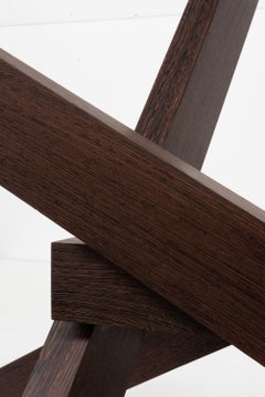 Tavolo Illusion con gambe in legno massiccio wengé e piano in vetro di Studio F