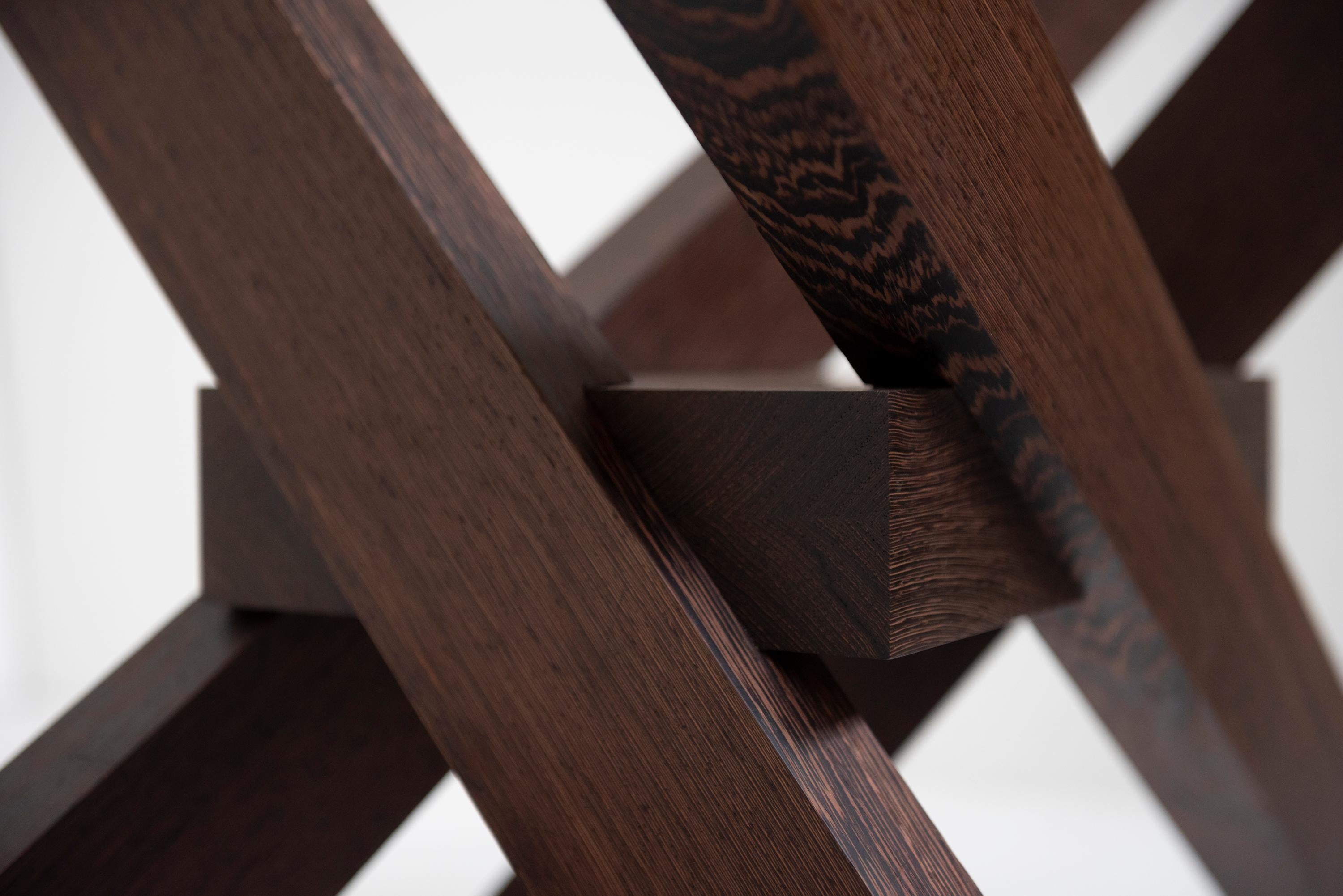 Illusion-Tisch mit Beinen aus Wengé- Massivholz und Glasplatte von Studio F (Italienisch) im Angebot