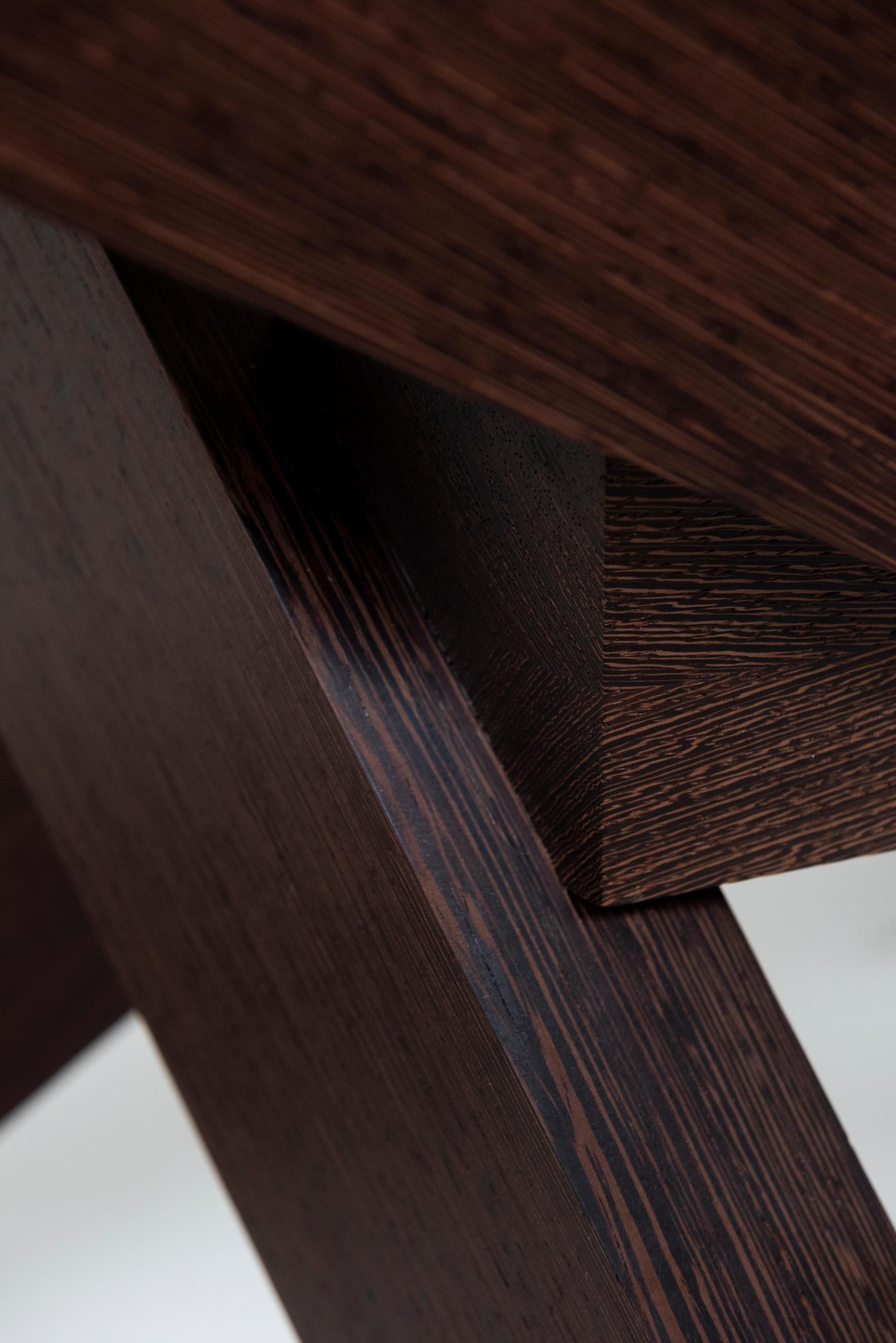 Illusion-Tisch mit Beinen aus Wengé- Massivholz und Glasplatte von Studio F (Geölt) im Angebot