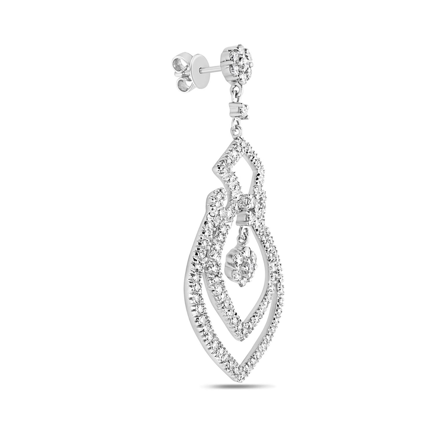 Artisan High Quality VS Diamonds Dangle Earrings Made in 18k White Gold For Sale