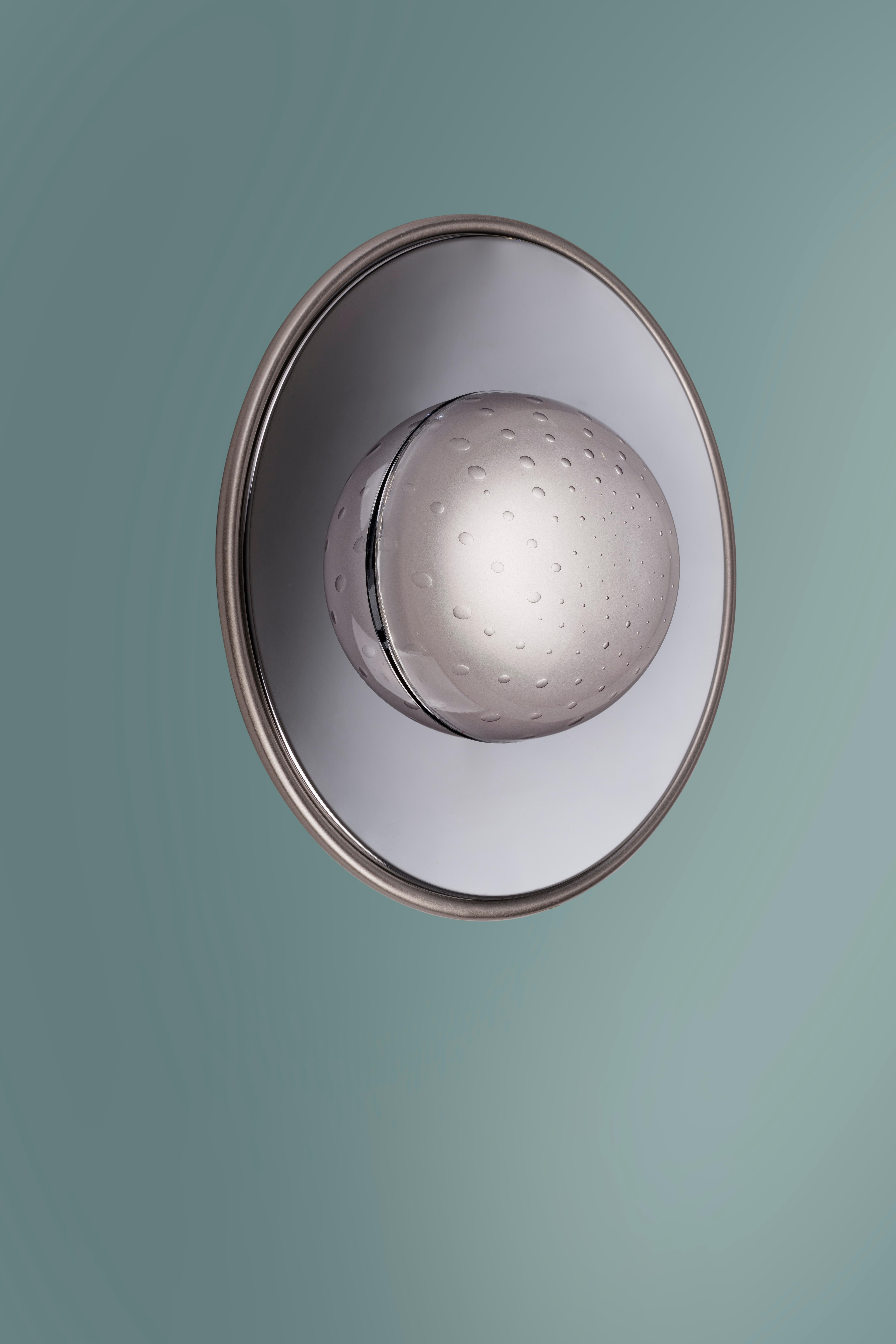 Petite applique Illusione de Euroluce Lampadari
Dimensions : D 10 x L 35 x H 35 cm.
MATERIAL : Métal et verre.

Disponible en différentes couleurs et deux tailles différentes. Les prix peuvent varier. Toutes nos lampes peuvent être câblées en