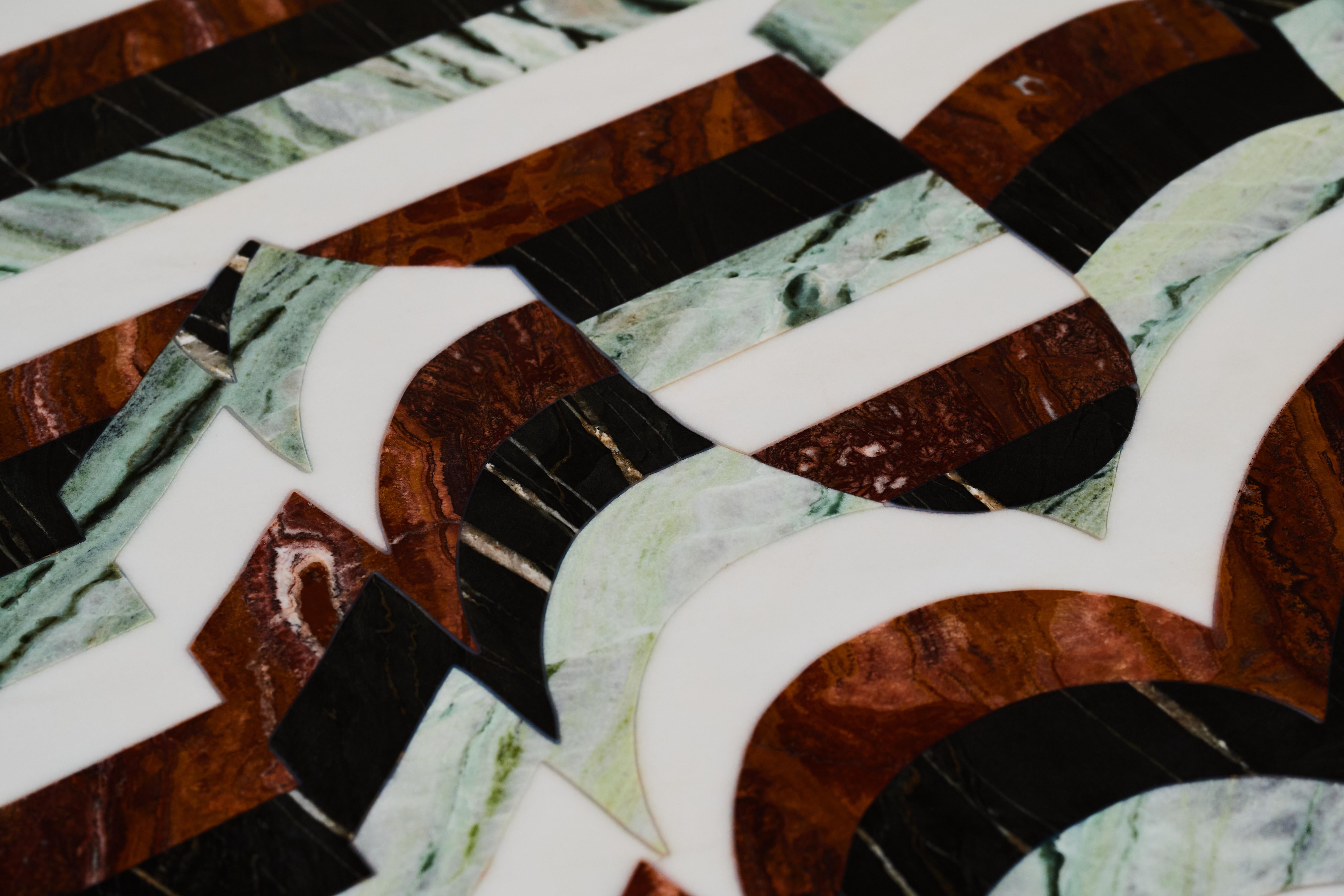 Einzigartiger Tisch, der vom Künstler Rhys Coren in Collaboration mit dem Marmorexperten Peter Noyce entworfen wurde. 

Eine Collage aus grünem Imperial Cipollino-Marmor, rotem Jaspis-Marmor, Thassos-Marmor und schwarzem Imperial-Granit, verklebt