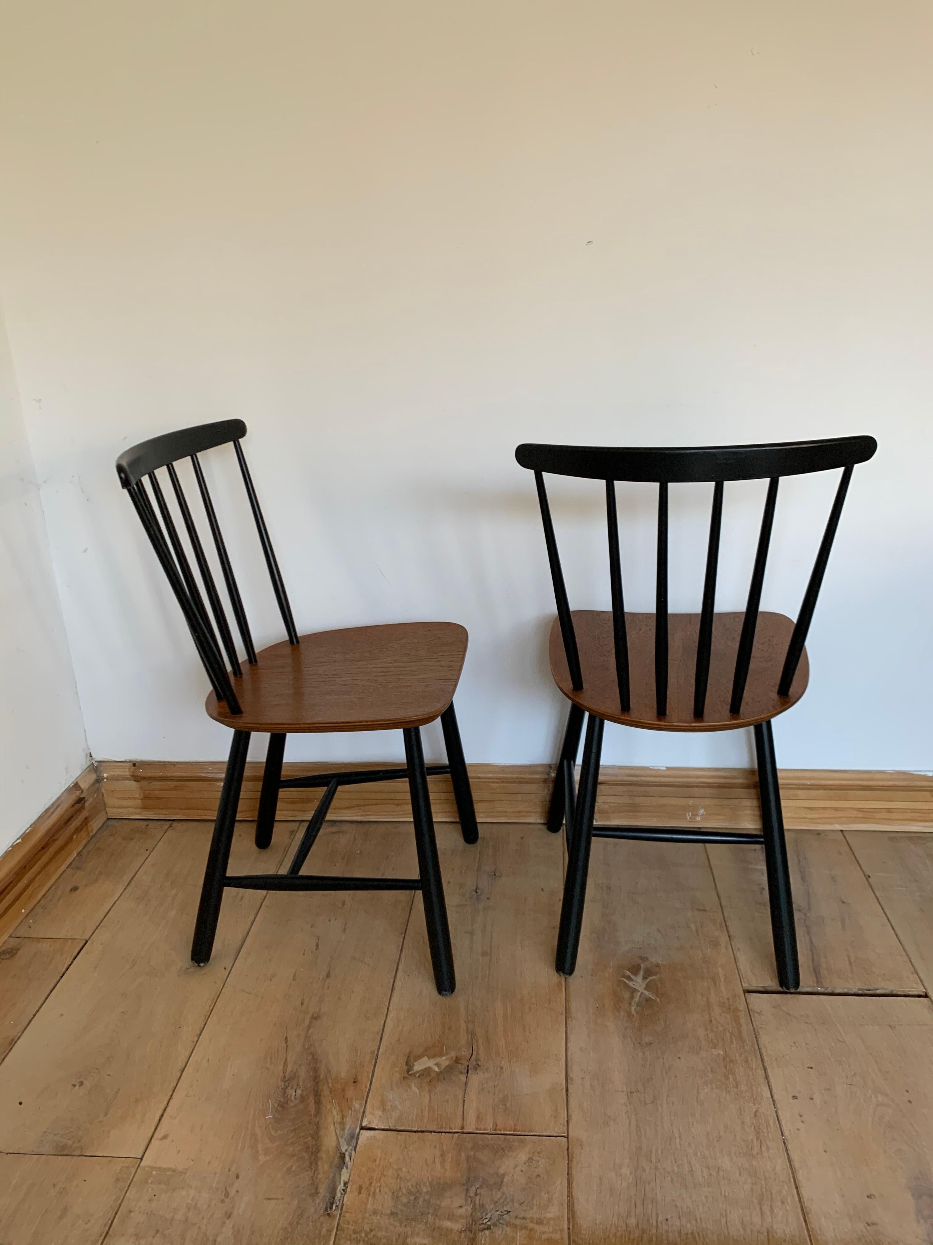 20th Century Spindle Wood Ilmar Tapiovaara Style Classic Chairs, 1960s Set of 2 3