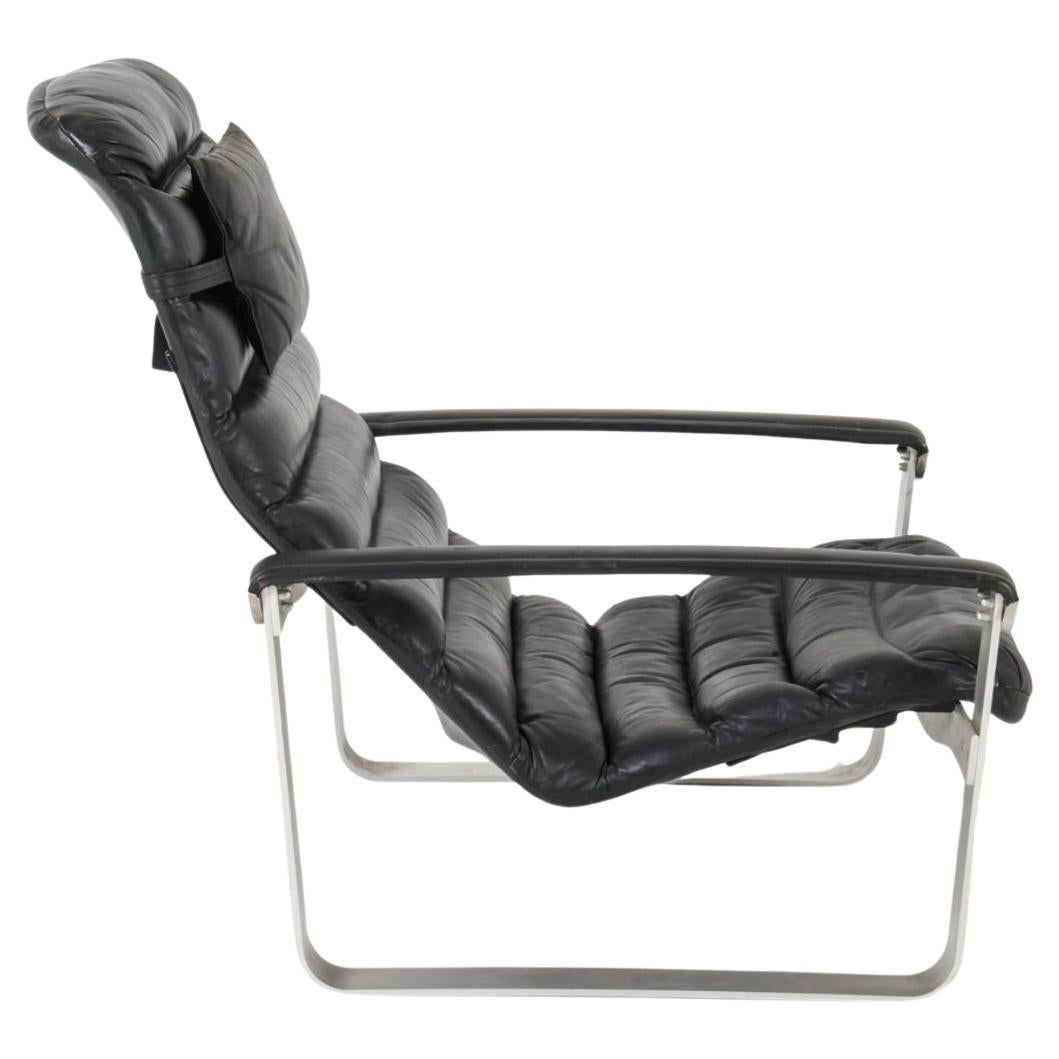 Ilmari Lappalainen Black Leather Pulkka low lounge Chair 1960S By Asko. Marqué sous le siège. Structure en aluminium poli avec revêtement en cuir noir. Le siège est réglable et repose librement dans le cadre. Fabriqué en Finlande vers les années