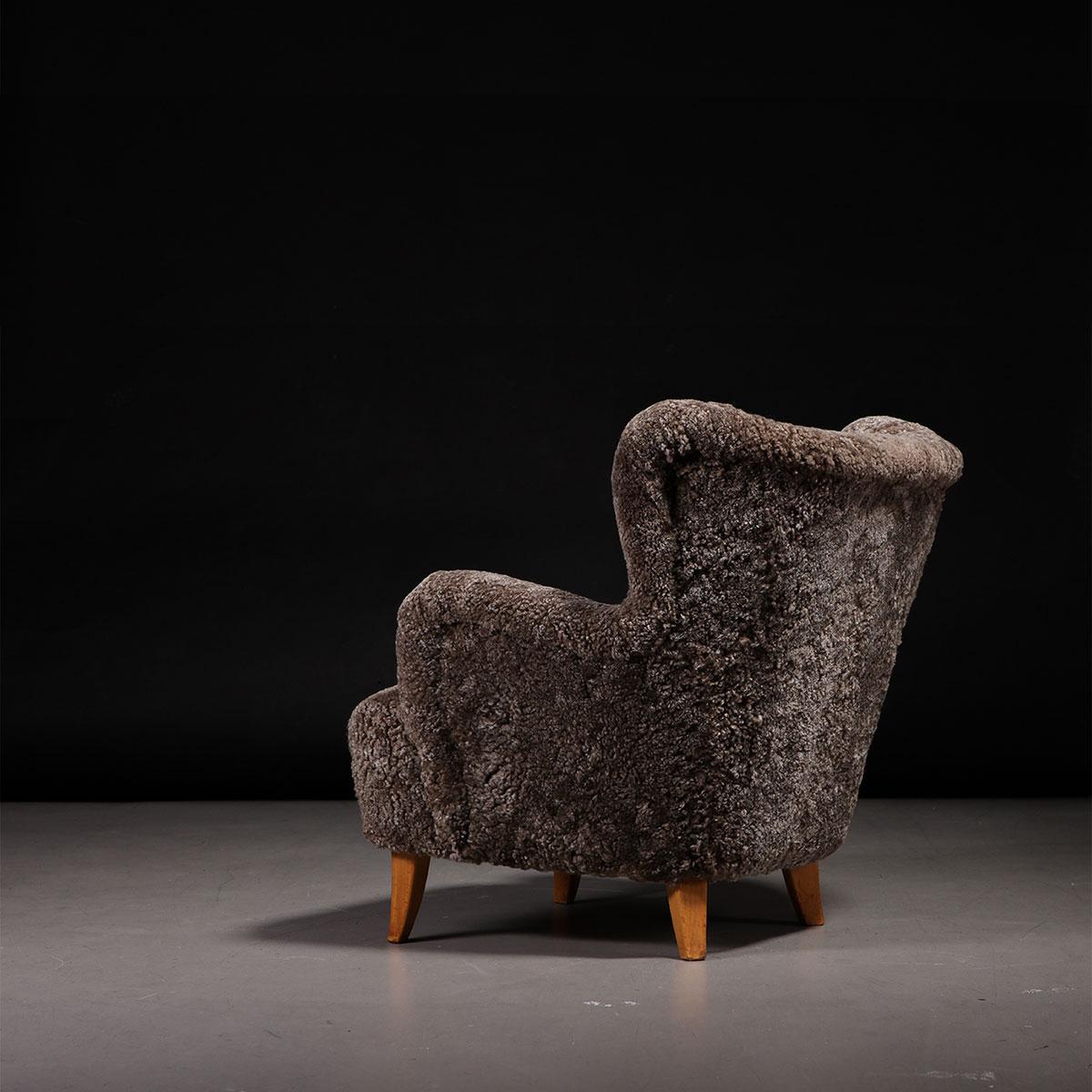 Poltrona finlandese 'Laila', modello '238', disegnata da Ilmari Lappalainen nel 1948. Prodotto da Asko in Finlandia, alla fine degli anni '40. Gambe in legno, rivestimento in pelle di pecora del Sahara.

Dimensioni:
Altezza: 77 cm / 30.32