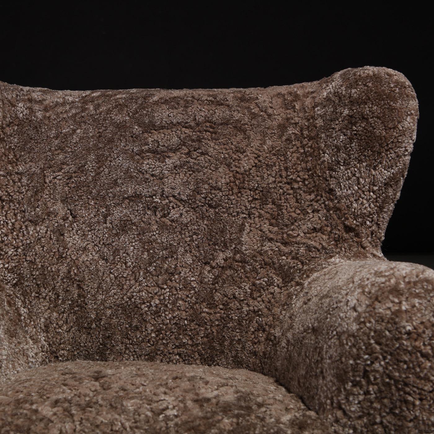 Legno Ilmari Lappalainen per Asko Coppia di poltrone 'Laila' in pelle di pecora, anni '50 in vendita