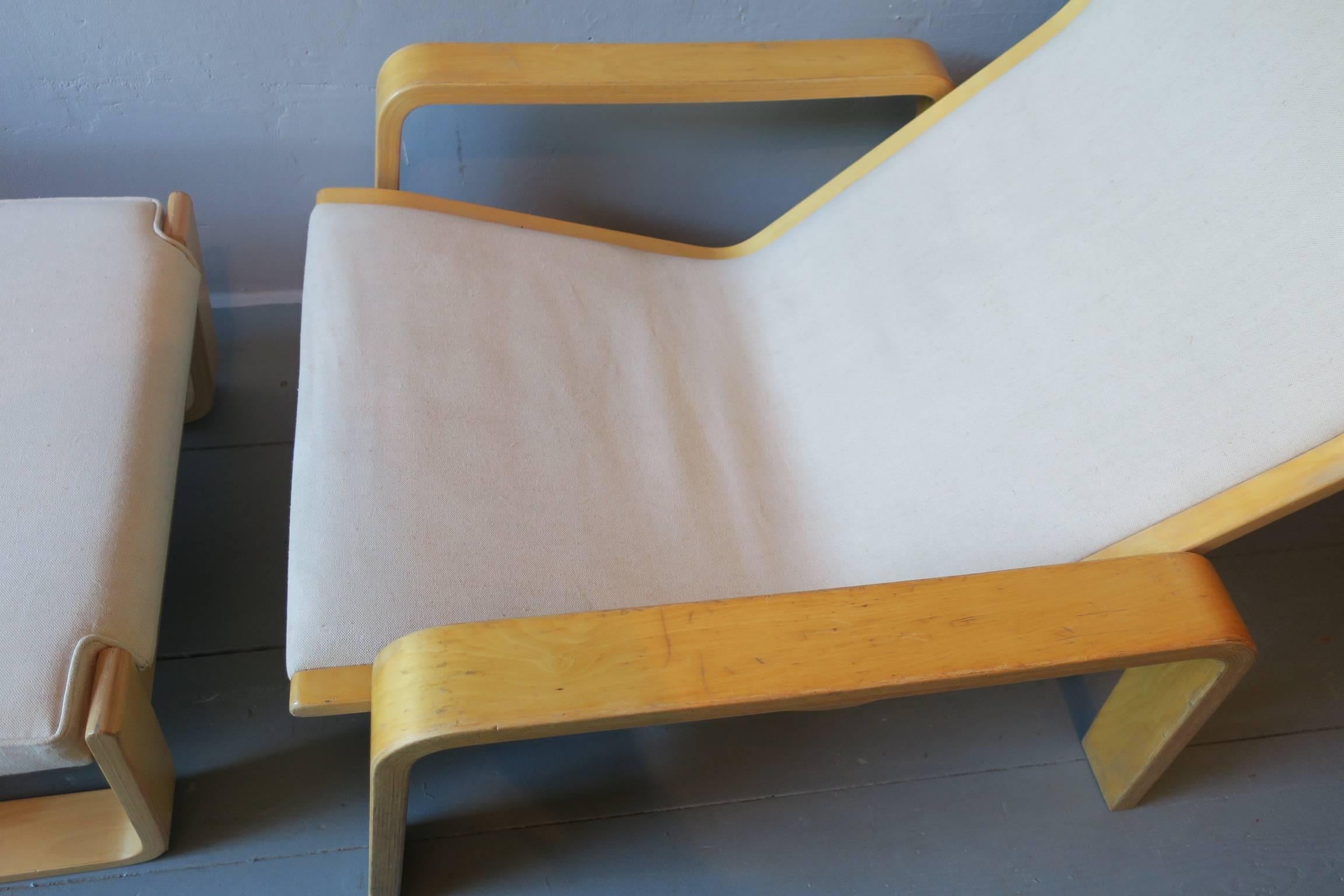 Chaise longue finlandaise avec repose-pieds assorti, conçue par Ilmari Lappalainen pour Asko en 1963.
Bon état vintage avec quelques signes d'âge et d'utilisation, structurellement sain.