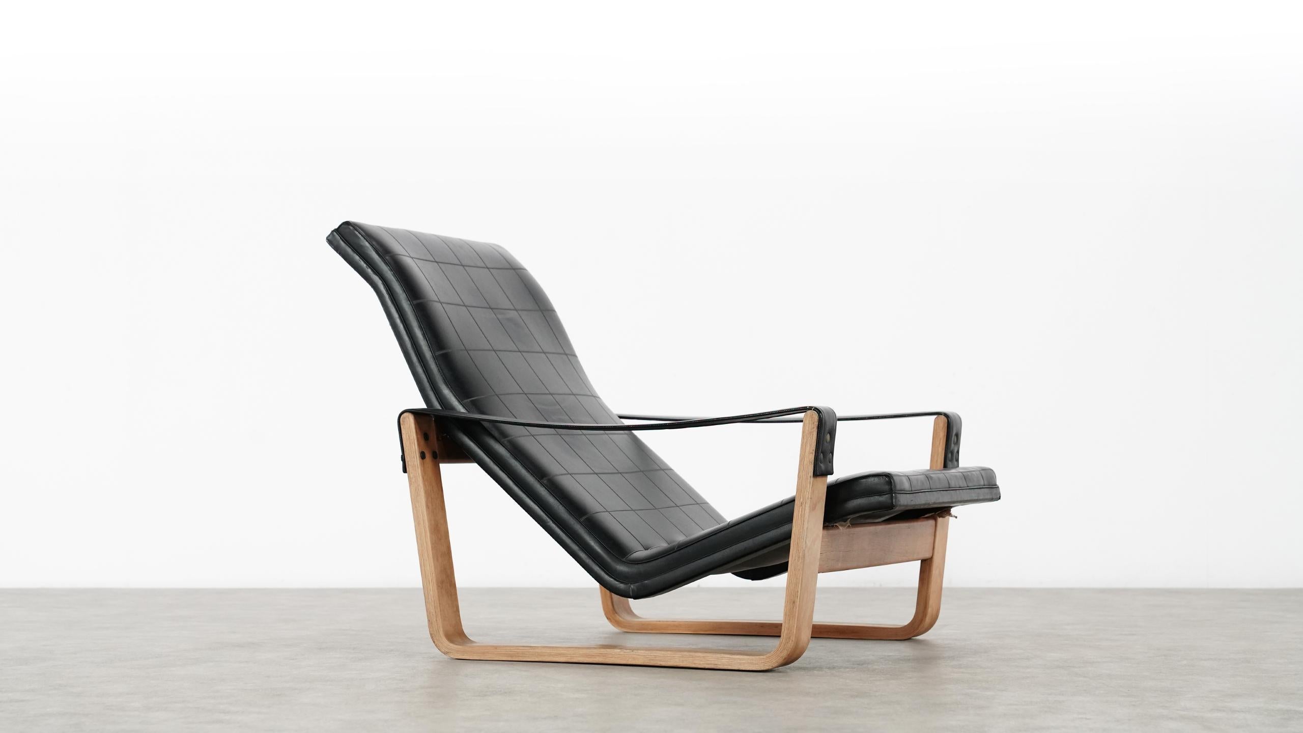 Lounge chair senior Pullka designed by Finnish designer Ilmari Lappalainen in 1967 for Asko, Finland.

It is composed of a base and armrests in black skai-leather resting on a structure in bent laminated birch.
The seat and the wooden base are