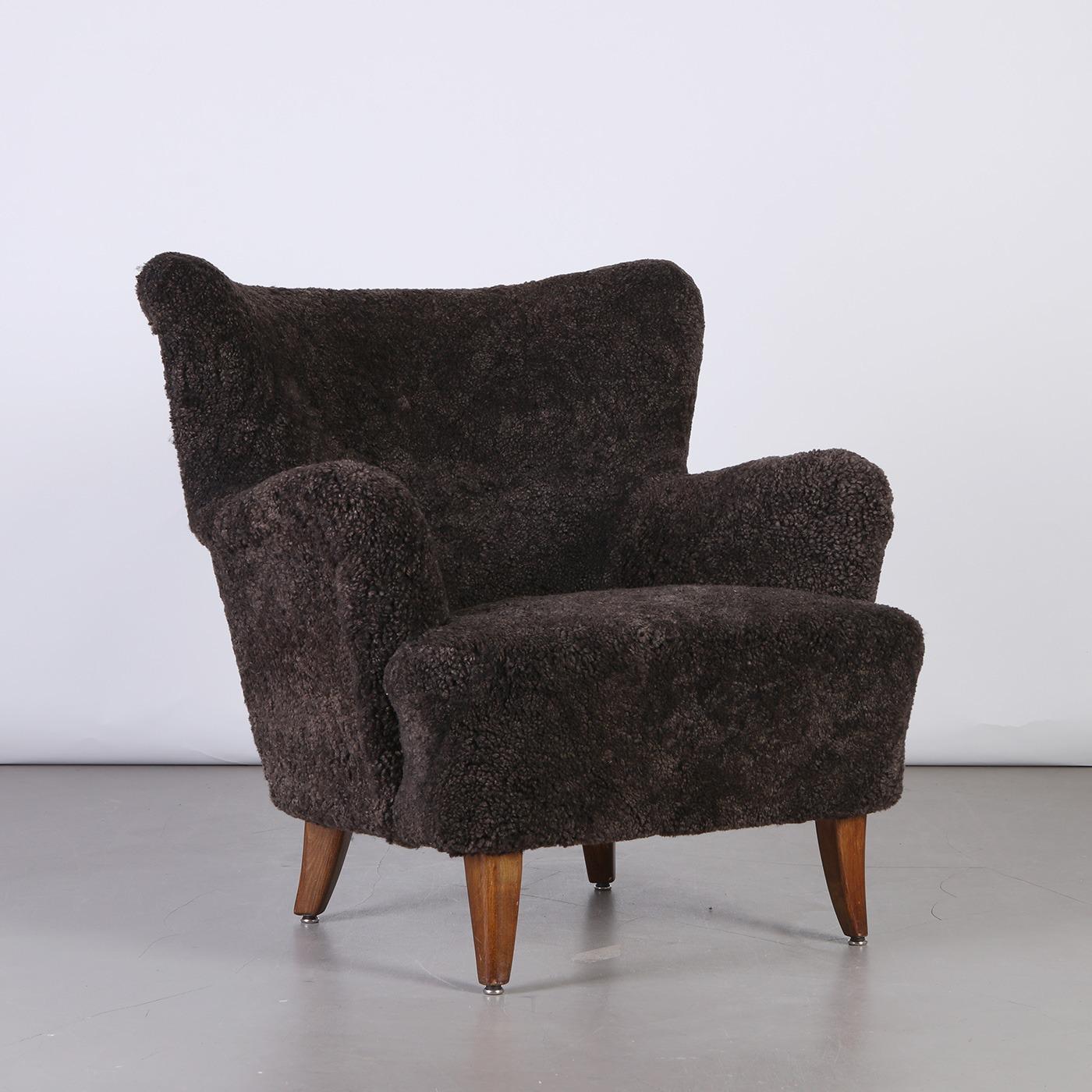 Poltrona finlandese 'Laila', modello '238', disegnata da Ilmari Lappalainen. Prodotto da Asko in Finlandia, anni '50. Gambe in legno, rivestimento in pelle di pecora Espresso.

Dimensioni:
Altezza: 77 cm / 30.32 in
Larghezza: 79 cm
Profondità: 85 cm