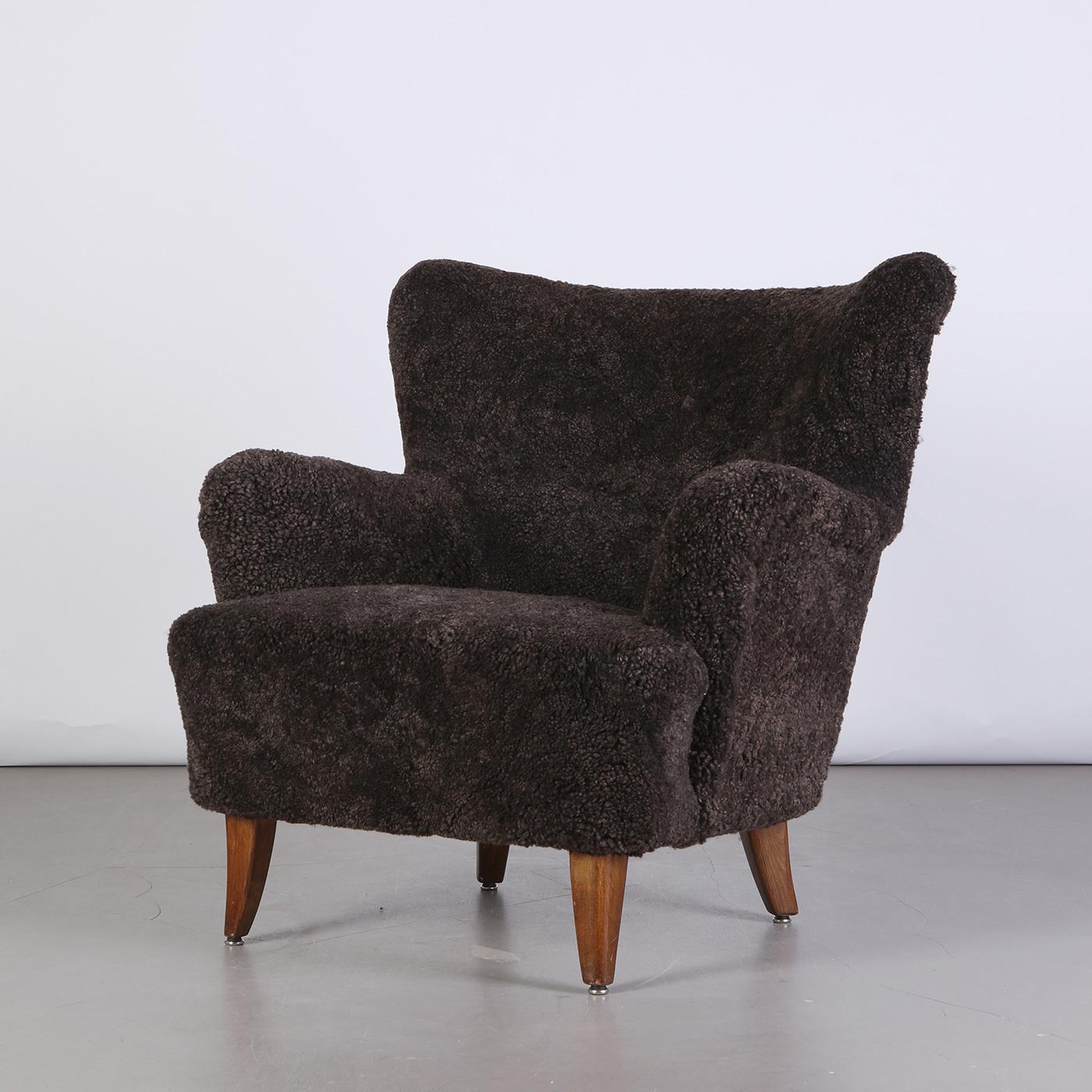 Finnish 'Laila' armchair, model '238', designed by Ilmari Lappalainen in 1948. Manufactured by Asko in Finland, 1950s. Newly upholstered in Espresso sheepskin.

Dimensions:
Height: 77 cm / 30.32 in
Width: 79 cm / 31.1 in
Depth: 85 cm / 33.46 in
Seat
