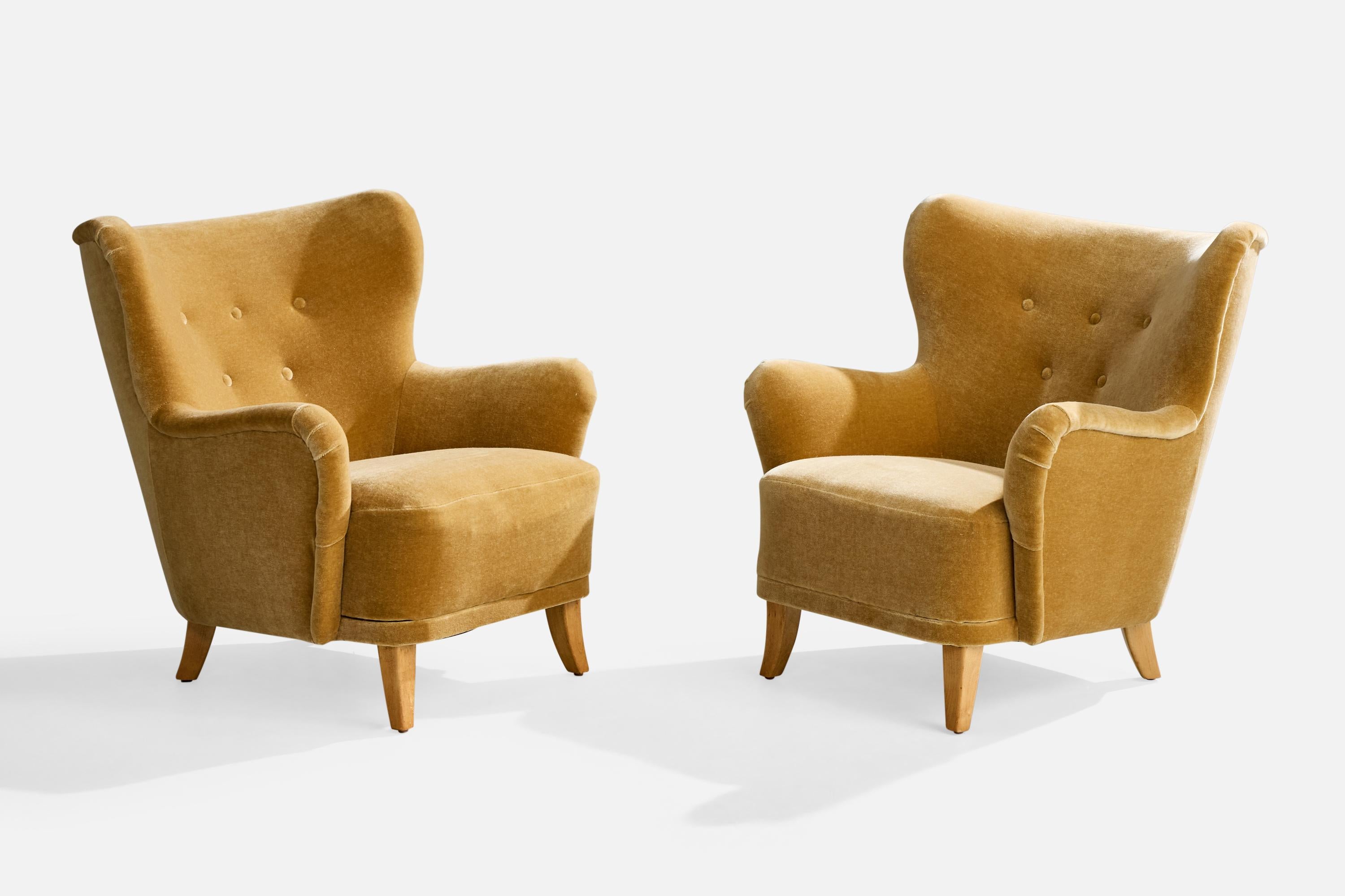 Ein Paar Sessel aus gelbem Samt und Birke, entworfen von Ilmari Lappalainen und hergestellt von Asko, Finnland, ca. 1950er Jahre.

Alters- und gebrauchsbedingte Abnutzungserscheinungen. 

Neu gepolstert mit brandneuem Samt.

Gesamtabmessungen