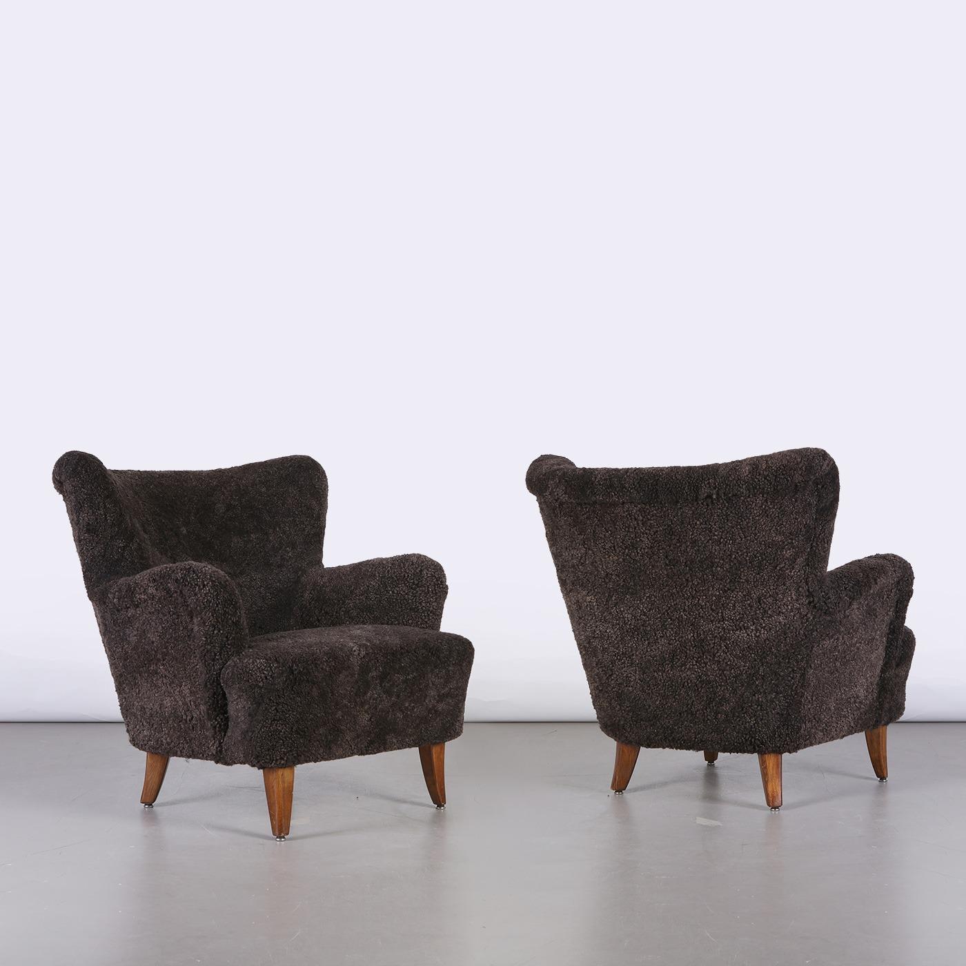 Paire de fauteuils finlandais 'Laila' (modèle '238'), conçus par Ilmari Lappalainen (1918-2006). Fabriqué par Asko à la fin des années 1940. Les sièges ont été récemment recouverts de peau de mouton Espresso.

Dimensions :
Hauteur : 77 cm / 30.32
