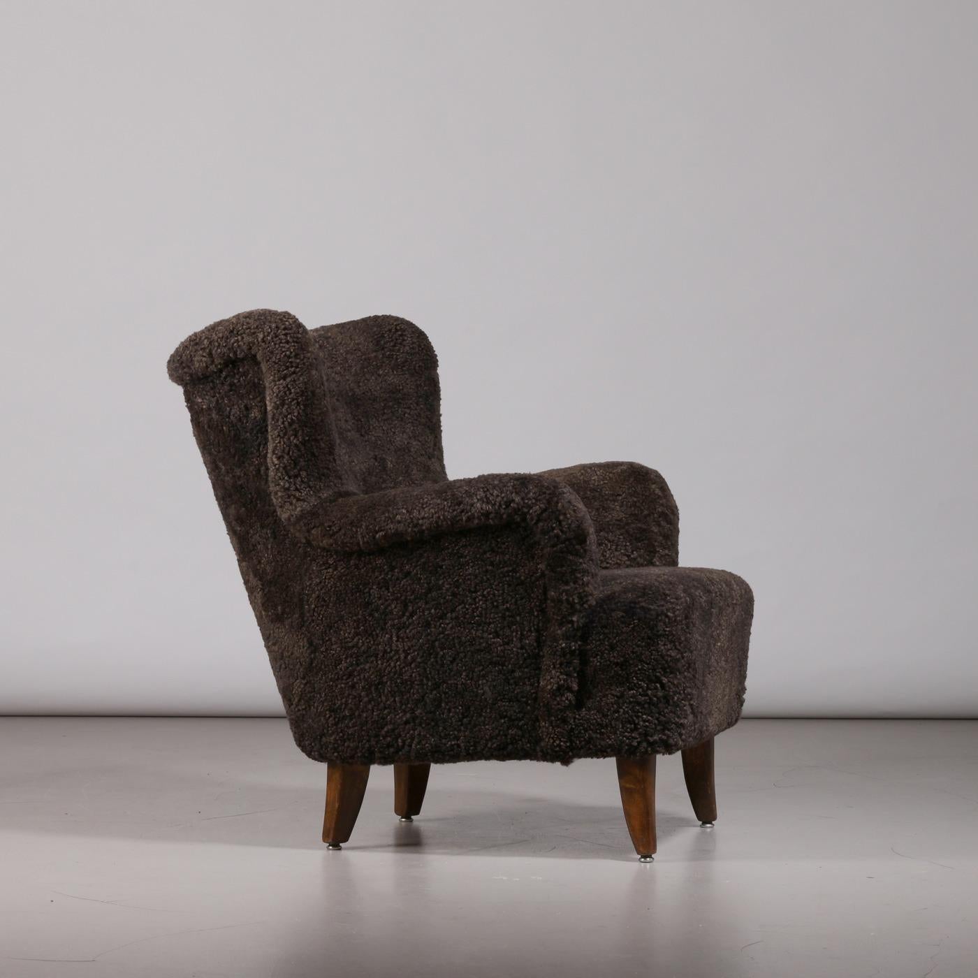 Ilmari Lappalainen Sesselpaar 'Laila' aus Schafsleder in Espresso, 1950er Jahre (Finnisch) im Angebot