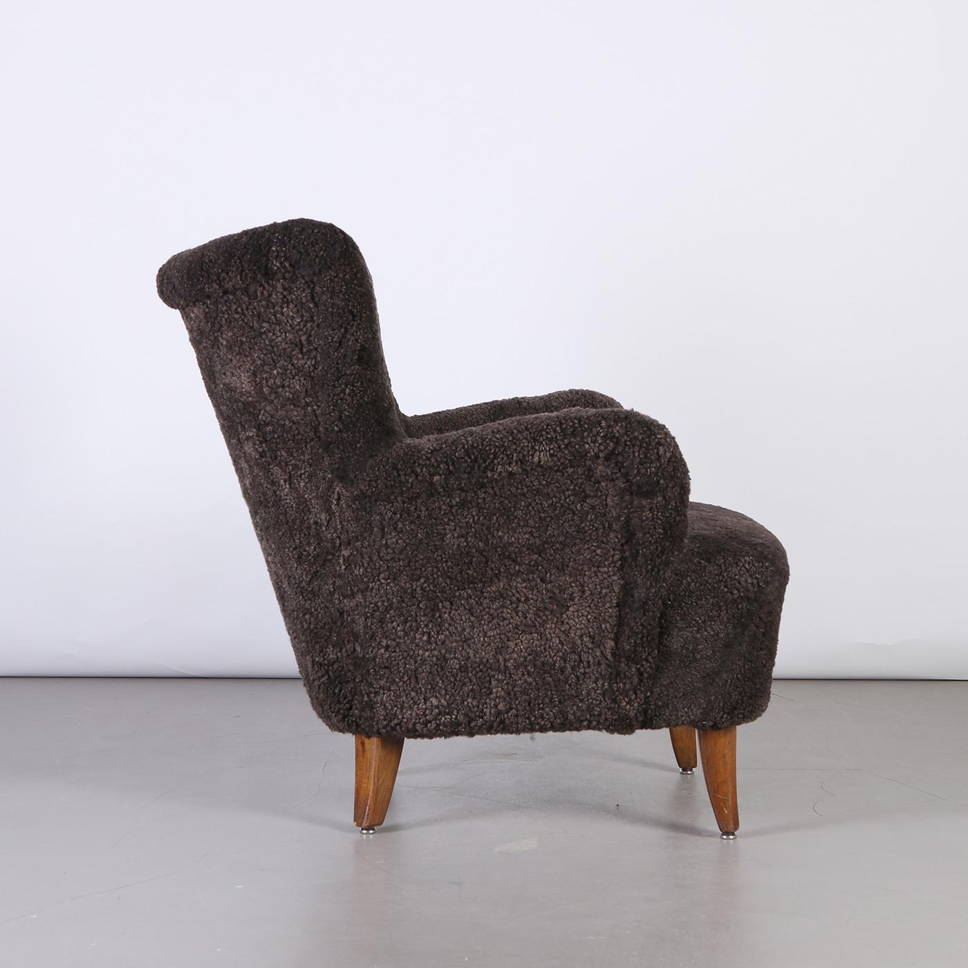 Ilmari Lappalainen Paire de fauteuils 'Laila' en peau de mouton Espresso, 1950s Bon état - En vente à Prague, New Town