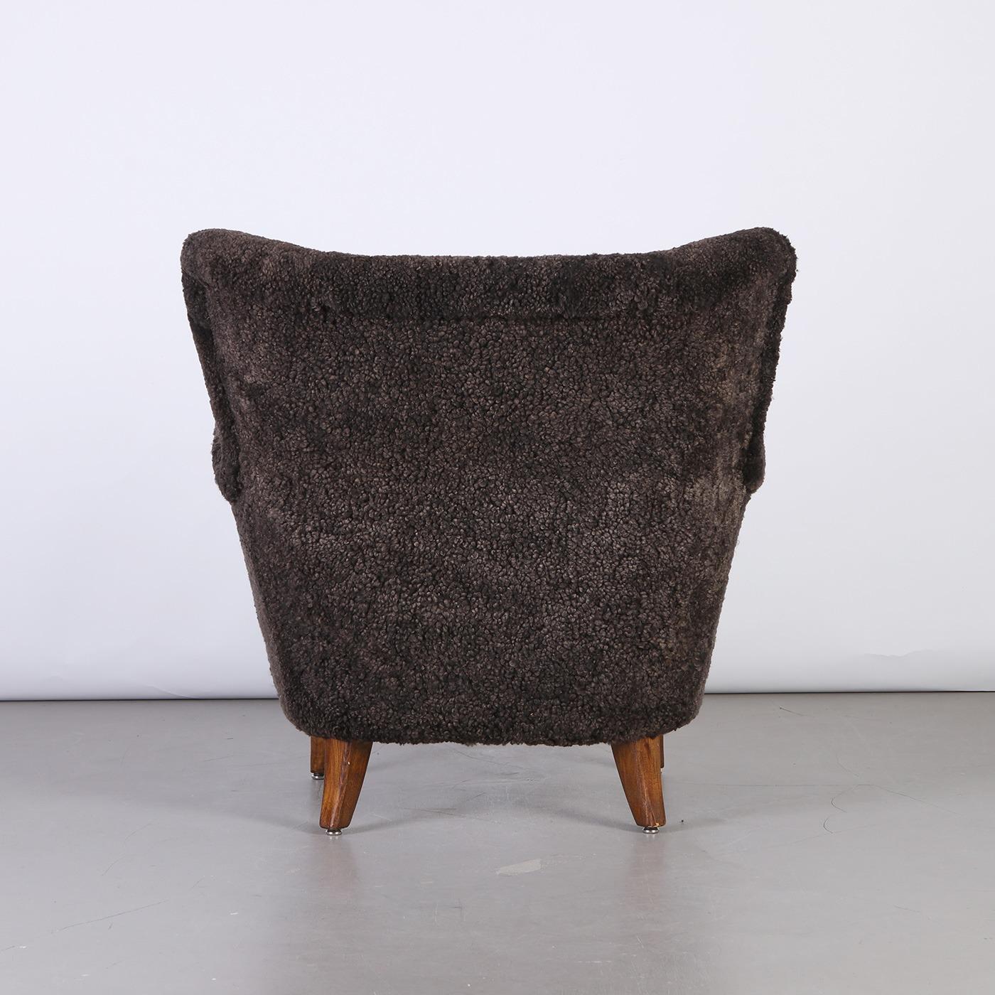 Milieu du XXe siècle Ilmari Lappalainen Paire de fauteuils 'Laila' en peau de mouton Espresso, 1950s en vente