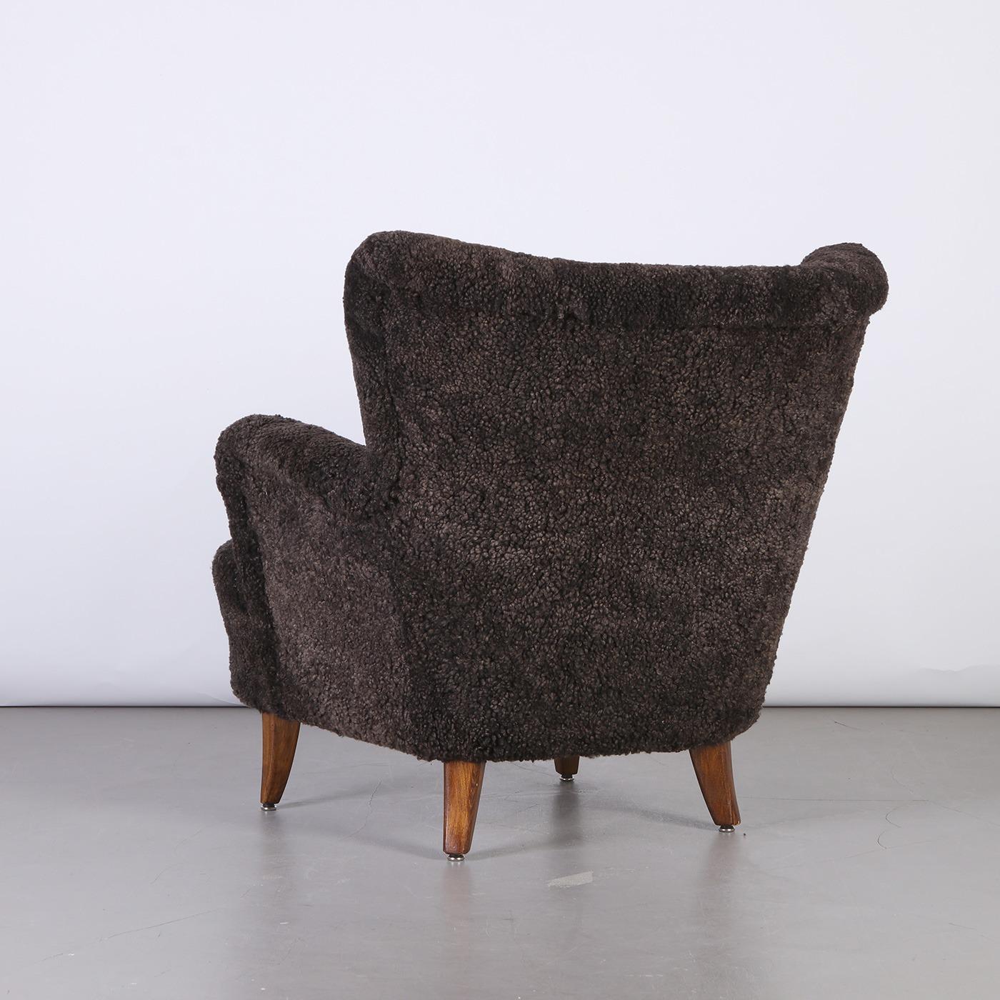 Cuir de mouton Ilmari Lappalainen Paire de fauteuils 'Laila' en peau de mouton Espresso, 1950s en vente