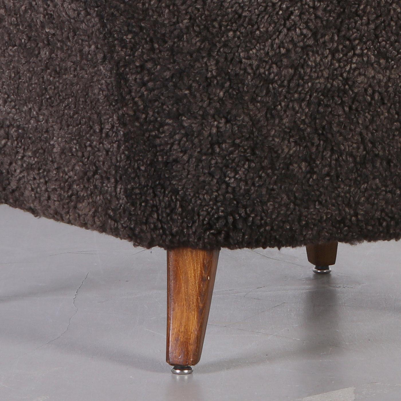 Ilmari Lappalainen Paire de fauteuils 'Laila' en peau de mouton Espresso, 1950s en vente 2