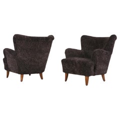 Ilmari Lappalainen Paire de fauteuils 'Laila' en peau de mouton Espresso, 1950s