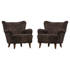 Ilmari Lappalainen Paire de fauteuils 'Laila' en peau de mouton Espresso, 1950s
