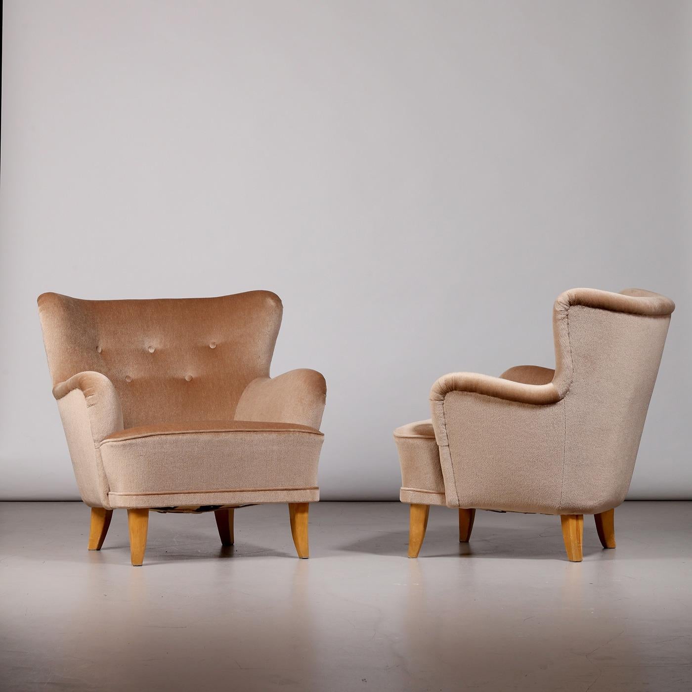 Coppia di poltrone finlandesi 'Laila', modello '238', disegnate da Ilmari Lappalainen nel 1948. Prodotto da Asko in Finlandia, anni '50. Beeche, rivestimento in velluto originale.

Dimensioni:
Altezza: 77 cm / 30.32 in
Larghezza: 79 cm
Profondità: