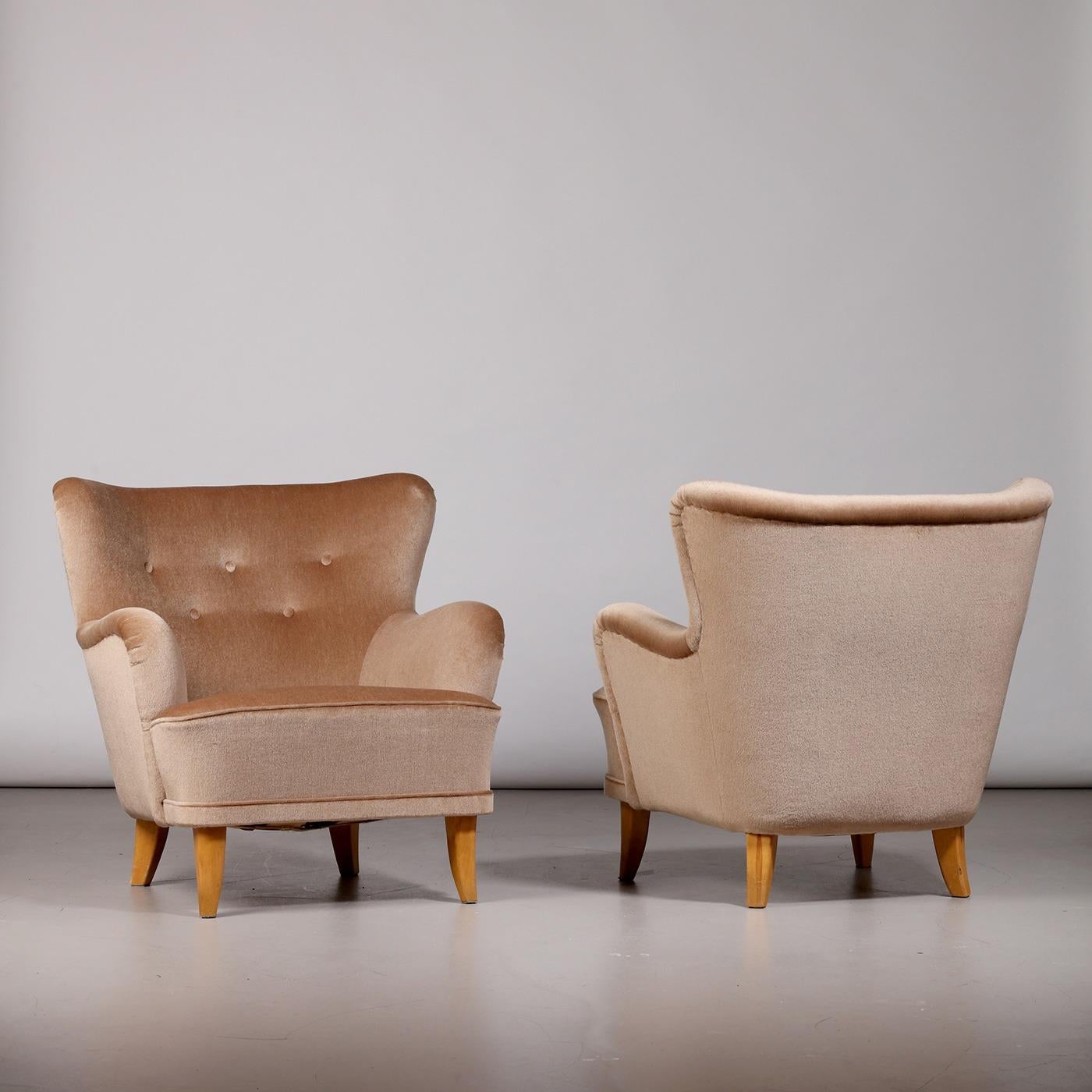 Scandinavo moderno Ilmari Lappalainen Coppia di poltrone 'Laila' con rivestimento in velluto, anni '50 in vendita