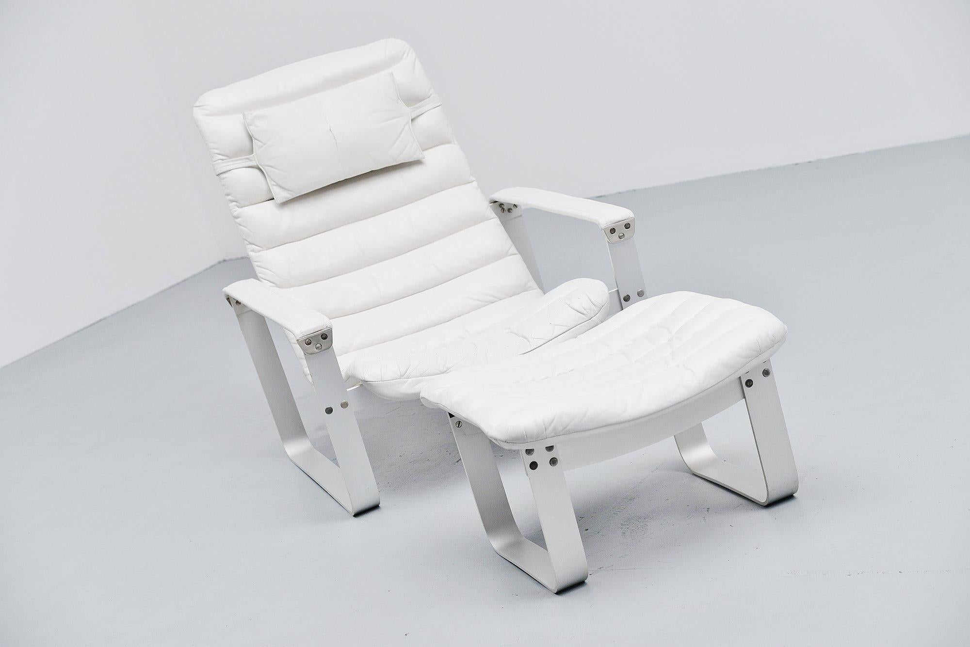 Very nice and comfortable low Pulkka lounge chair with footstool designed by Ilmari Lappalainen and manufactured by Asko, Finland 1968. This chair has an anodized aluminium frame and a white leather upholstered seat which is adjustable in many