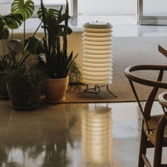 Ilmari Tapiovaara ''Maija'' Stehleuchte aus Messing und Weiß für Santa & Cole