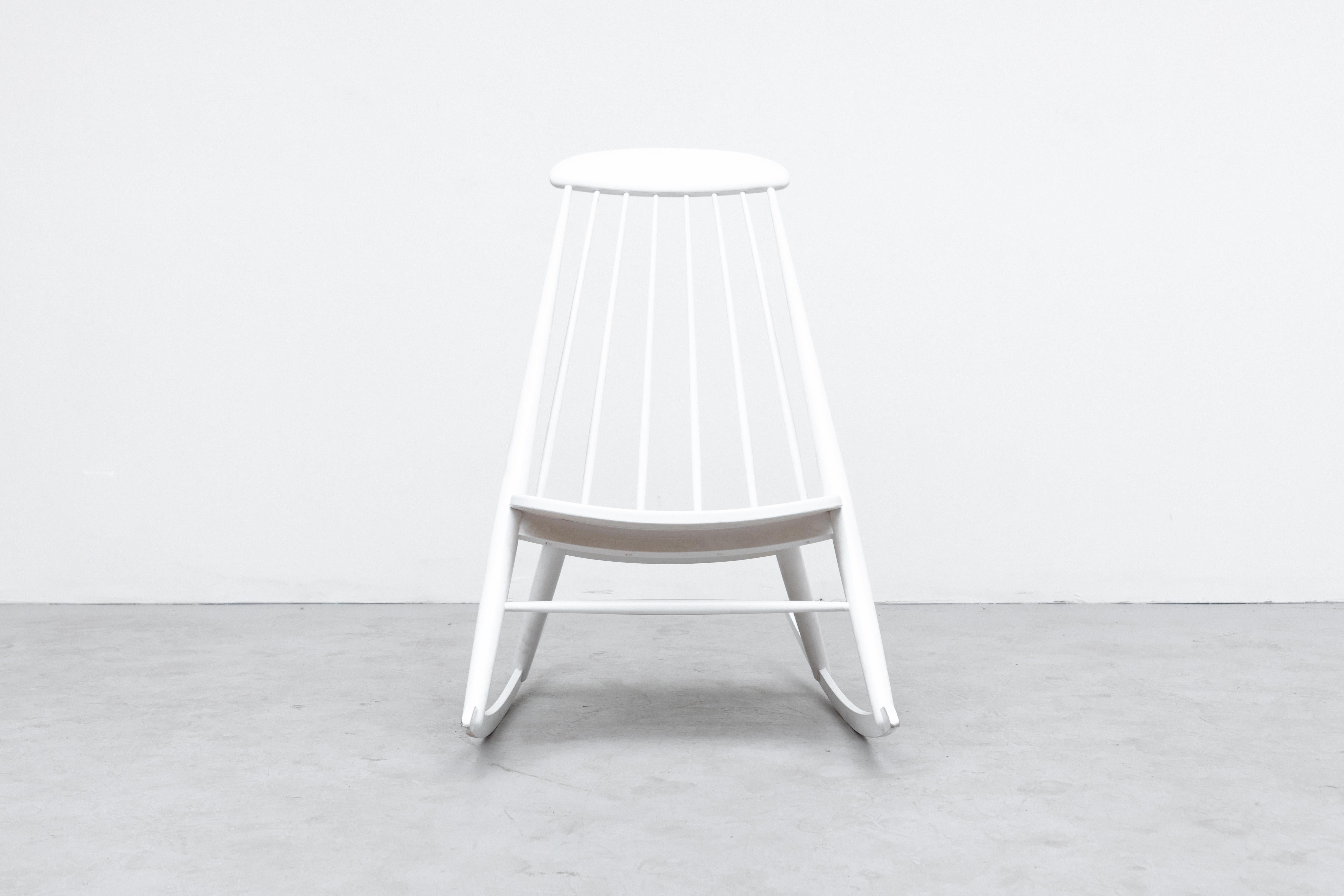 Magnifique fauteuil à bascule en bois laqué blanc d'Ilmari Tapiovaara (attr) dans un état général impressionnant avec une légère usure correspondant à l'âge et à l'utilisation. D'autres chaises à bascule sont également disponibles, listées