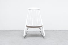 Ilmari Tapiovaara zugeschriebener weiß lackierter Schaukelstuhl