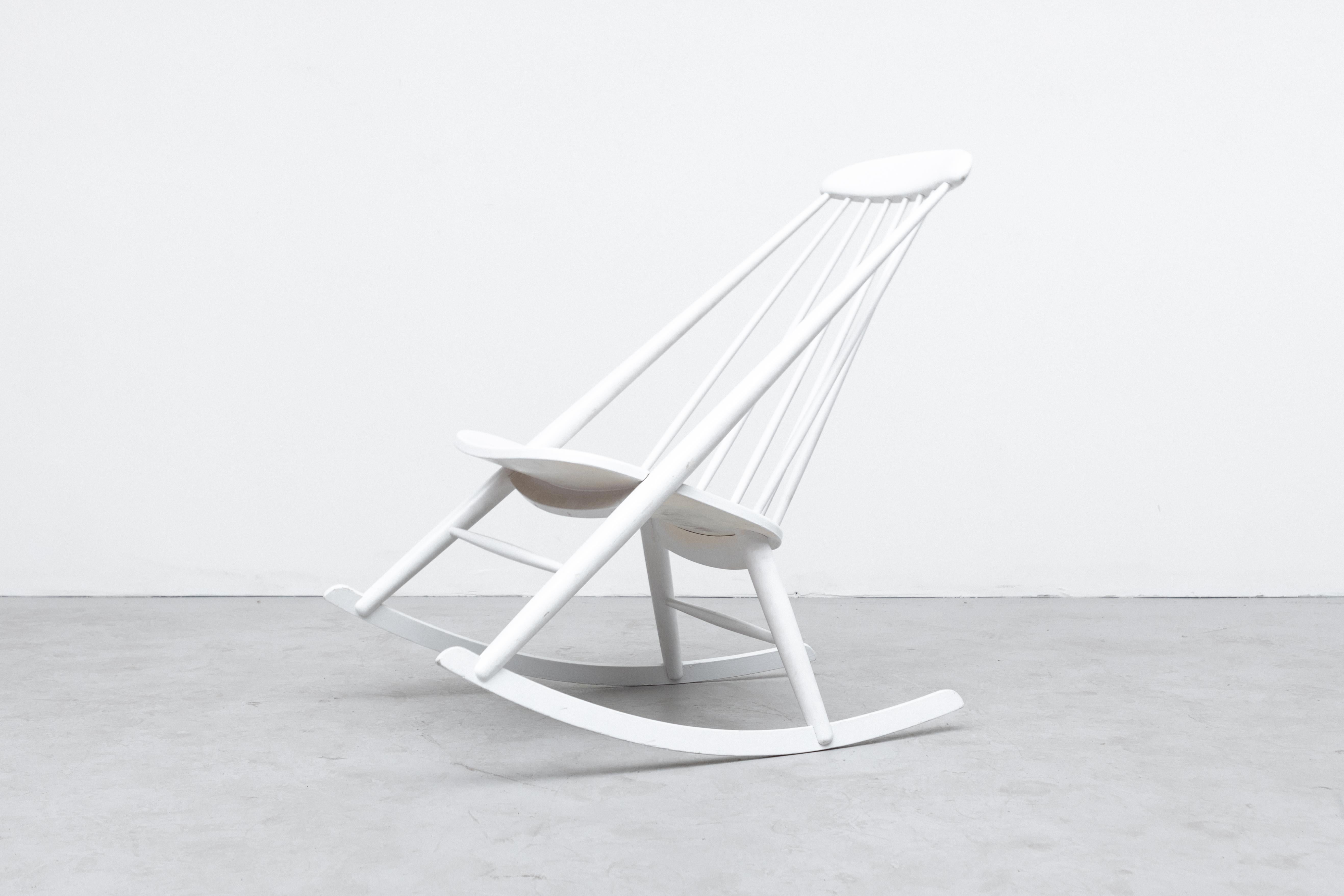Mid-Century moderno Sedia a dondolo laccata bianca attribuita a Ilmari Tapiovaara in vendita