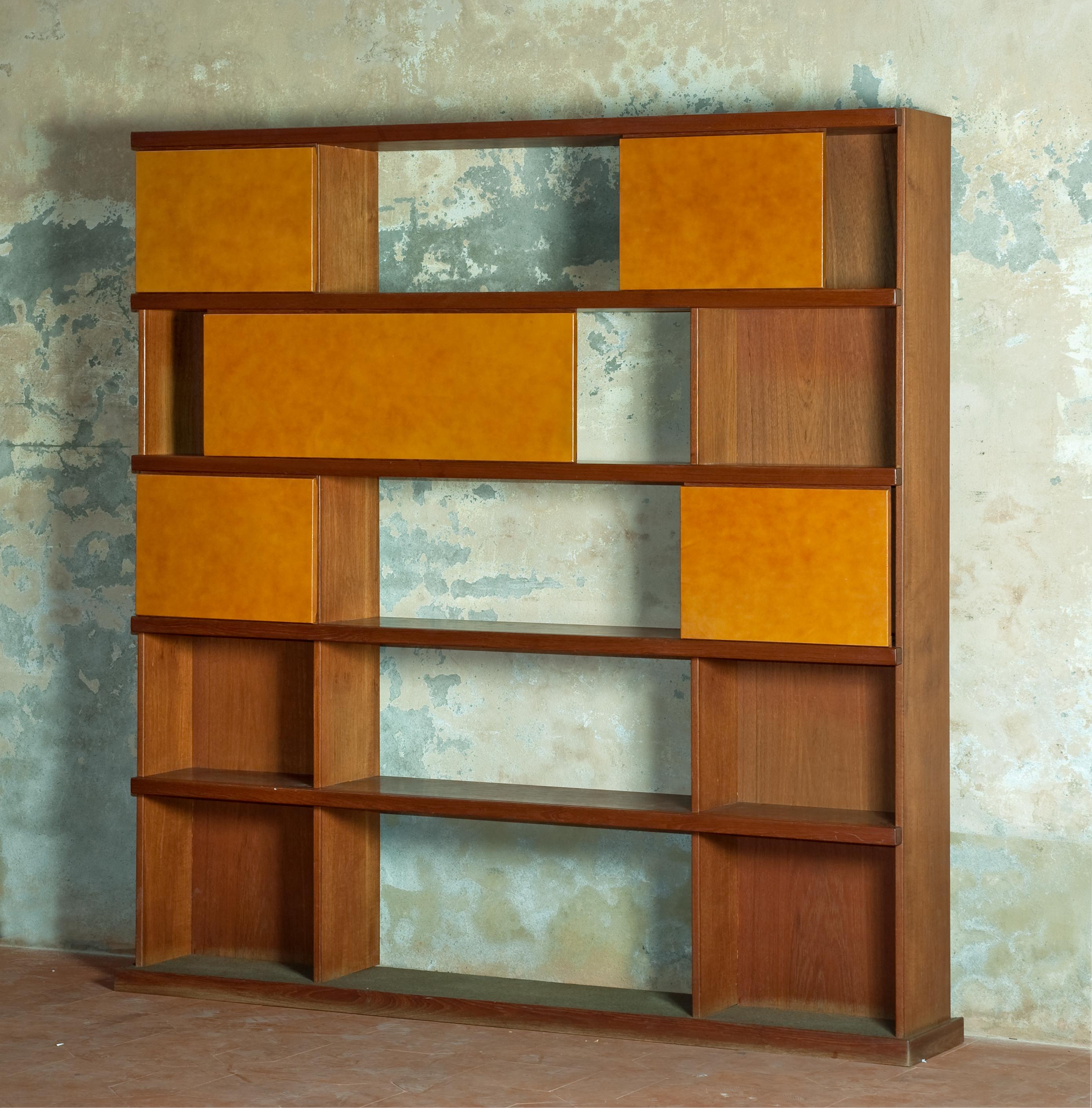 Rare bookcase manufactured by La Permanente Mobili Cantù.
5 sliding leather doors and several open spaces.
It's possible to change the doors and the spaces, very charming and spacious.
Excellent condition.