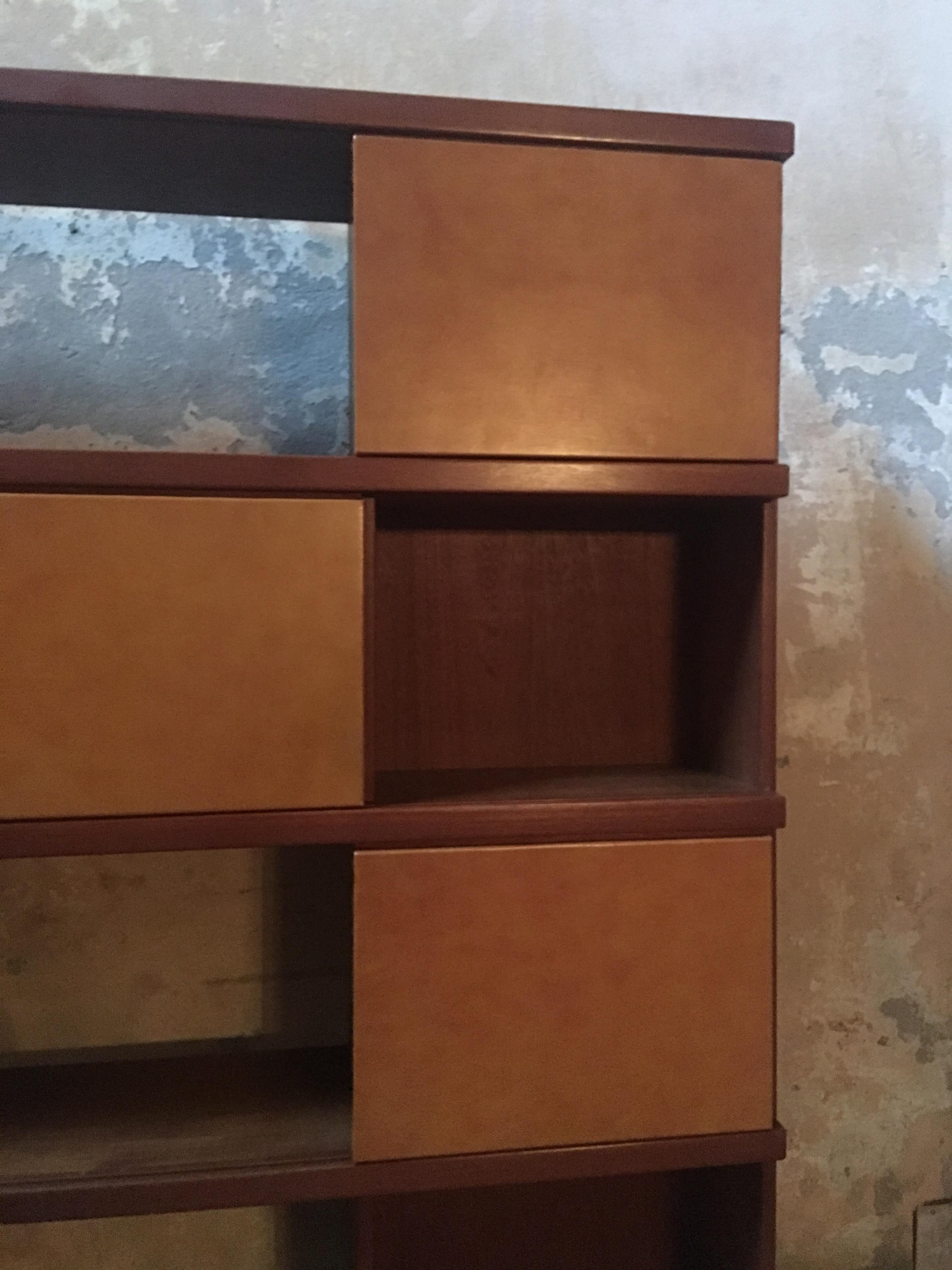 Italian Midcentury Wood and Leather Bookcase In Excellent Condition In Piacenza, Italy