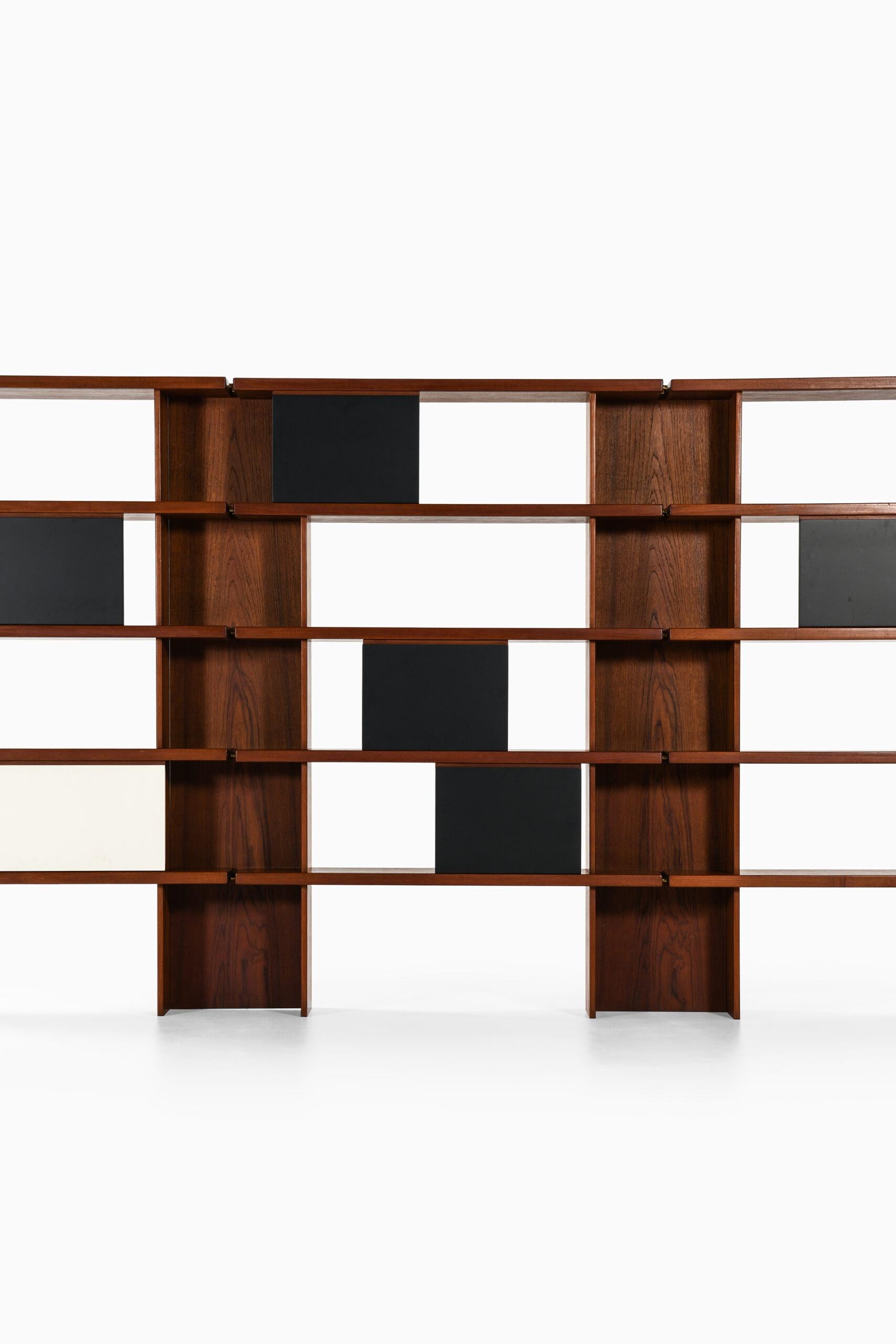 Very rare and large freestanding bookcase designed by Ilmari Tapiovaara. Produced by La Permanente Mobili, Cantù in Italy.