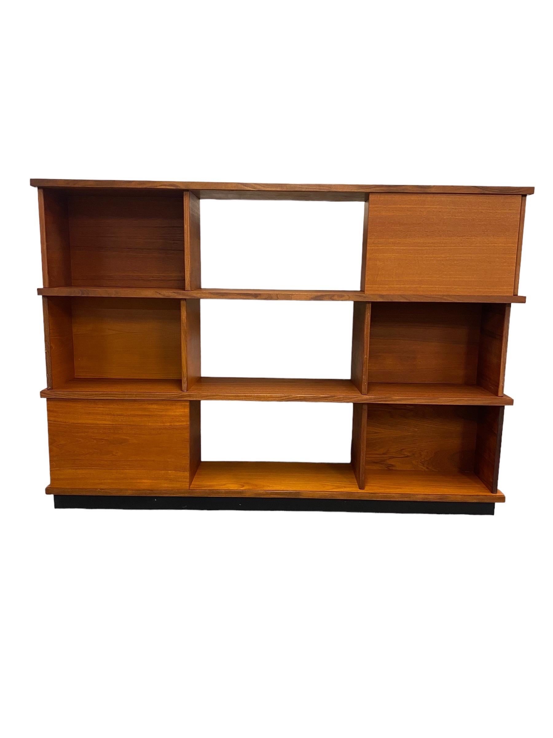Beautiful Ilmari Tapiovaara, Modular Teak 'Pala' Bookshelf, Asko, 1950s In Good Condition For Sale In Helsinki, FI