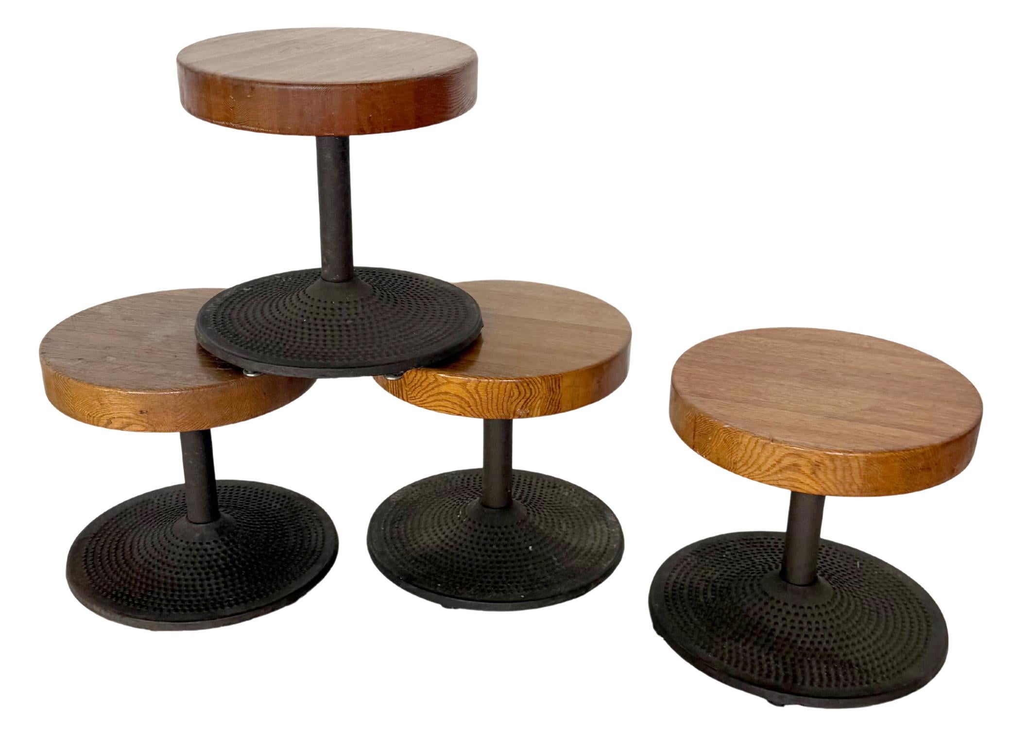 Un set davvero speciale di quattro sgabelli in ghisa e quercia del maestro scandinavo Ilmari Tapiovaara del 1965.

Questi sgabelli sono incredibilmente ben costruiti e pesanti.    Piani in massello di Oak e base in ghisa massiccia.   La patina e