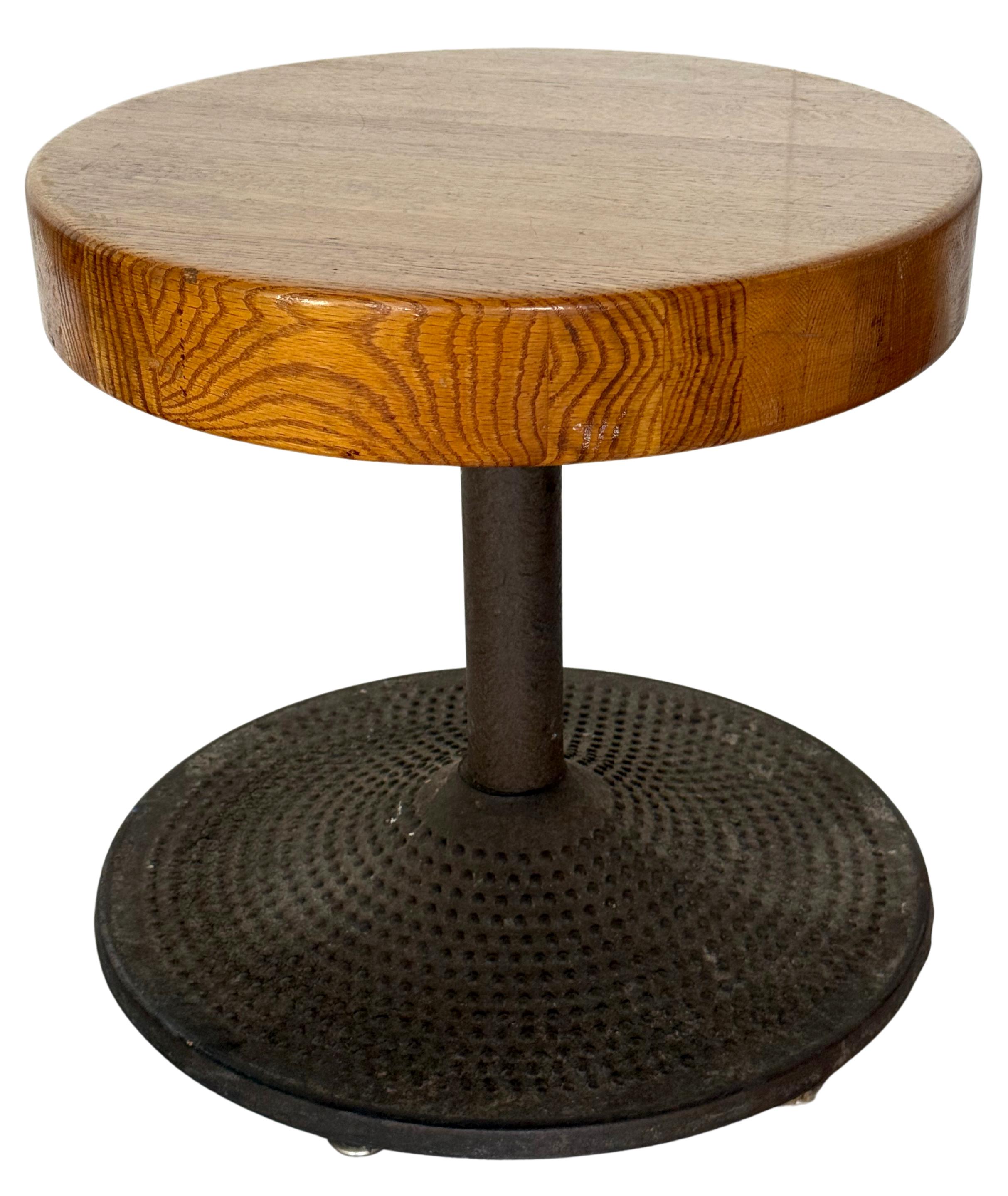 Scandinavo moderno Sgabelli Ilmari Tapiovaara in ghisa e Oak in vendita